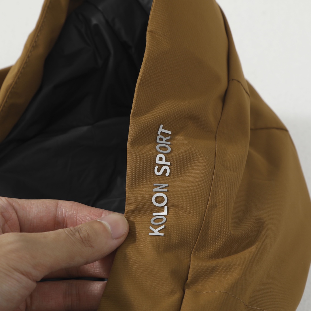 💰185 顶级版本
KOLON SPORT可隆2025官网最新款！男女情侣款连帽羽绒棉服功能性棉衣
专柜在售2880+
新款功能性棉衣
版型超级正  上身效果极佳 挺阔有质感 
户外功能防水级别
防水压胶拉链 
所有走线做工精细不粗糙，高档有质感 
括号手插兜剪裁设计 
无痕外衣有做75d贴膜防水层，防风防水
内里面料20d尼龙 不静电 
填充采用一片式轻量仿丝棉，有厚度的多层纤维结构 工艺均匀 
机洗不坨绒，蓬松轻便和羽绒服一样，蓄热保暖
连帽设计 领口 下摆都配置可调节防风扣 袖口半松紧魔术贴
颜色：黑色 棕色 紫色
尺码：M-3XL