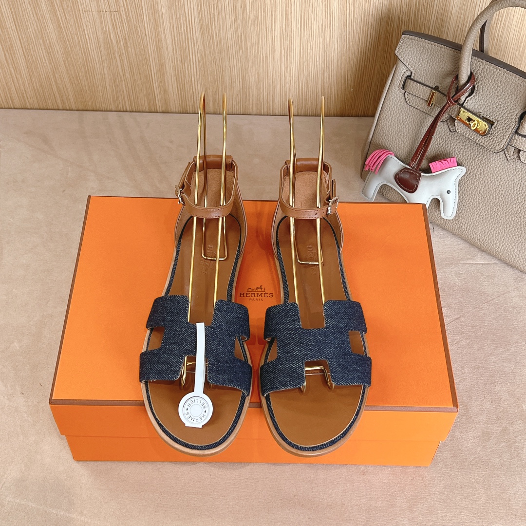 NO:257052,Hermes Classic Santorini Sandals The new design inspires to follow the traditional classic H upper, paired with exquisite ankle straps and adjustable lace-ups, suitable for daily wear and create a fashionable and leisurely style. High-end customization, exclusive products, the industry's highest version. The industry's exclusive counter-like enamel pure hand made one-on-one. Exclusive outsole original leather edge strip sole Exclusive leather material: imported Italian cowhide Exclusive inner footbed: pure imported Italian goatskin size regular size: 34~42 (40.41.42 customization, no return or exchange), sandals, hermes, sandals, cowhide, sheepskin19860909Hermes 经典Santorini 凉鞋 新设计灵感还是遵循传统经典 H 鞋面,搭配精致踝带、可调节系带,适合日常穿着、打造时尚悠闲风格 高端订制,独家产品 ,行业最高版本 业内独家专柜一样的珐琅纯手一对一制作. 独家大底原版真皮沿条大底 独家皮料:进口意大利牛皮 独家内里垫脚: 纯进口意大利山羊皮 size正码: 34~42（40.41.42订制不退不换）,凉鞋,hermes,sandals,cowhide,sheepskin,Women's Shoes