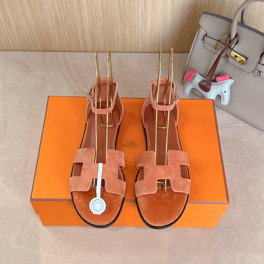 NO:257055,Suede color block Hermes classic Santorini sandals The new design inspires to follow the traditional classic H upper, paired with exquisite ankle straps and adjustable lace-ups, suitable for daily wear and create a fashionable and leisurely style. High-end customization, exclusive products, the highest version in the industry. The industry's exclusive counter-like enamel pure hand made one-on-one. Exclusive outsole original leather edge strip sole Exclusive leather material: imported Italian cowhide Exclusive inner footbed: pure imported Italian goatskin size regular size: 34~42 (40.41.42 customization, no return or replacement), sandals, hermes, sandals, cowhide, sheepskin, chamois leather19860909麂皮拼色Hermes 经典Santorini 凉鞋 新设计灵感还是遵循传统经典 H 鞋面,搭配精致踝带、可调节系带,适合日常穿着、打造时尚悠闲风格 高端订制,独家产品 ,行业最高版本 业内独家专柜一样的珐琅纯手一对一制作. 独家大底原版真皮沿条大底 独家皮料:进口意大利牛皮 独家内里垫脚: 纯进口意大利山羊皮 size正码: 34~42（40.41.42订制不退不换）,凉鞋,hermes,sandals,cowhide,sheepskin,chamois leather,Women's Shoes