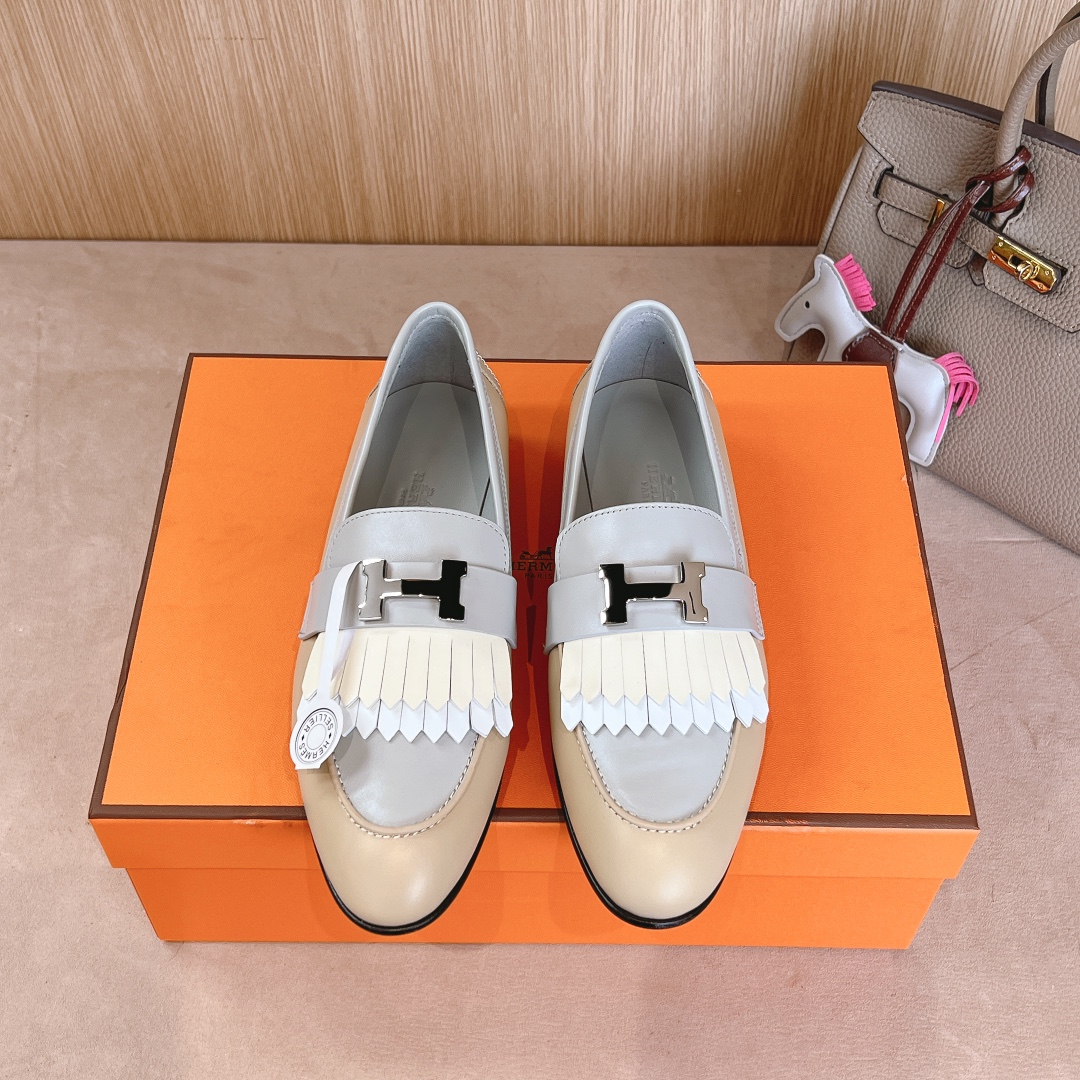 NO:257037,『 New color matching』Hermes Classic Paris Loafers—————————————————————H family classic masterpieces, fashionable and versatile, super comfortable, every detail is the ultimate, original cover, exclusive private mold H buckle pure steel hardware / original private mold genuine leather injection molding sole SIZE34~42 (34.40.41.42 customization, no return or replacement), loafers, hermes, hermes, loafers19860909『 新加配色 』Hermes 爱马仕 经典Paris 乐福鞋———————————H家经典代表作 时尚又百搭 超级舒服 每个细节都做到极致 原版套楦 独家私模H扣纯钢五金 /原版私模真皮注塑大底  SIZE34~42（34.40.41.42定制不退不换）,乐福鞋,hermes,hermes,loafers,Women's Shoes