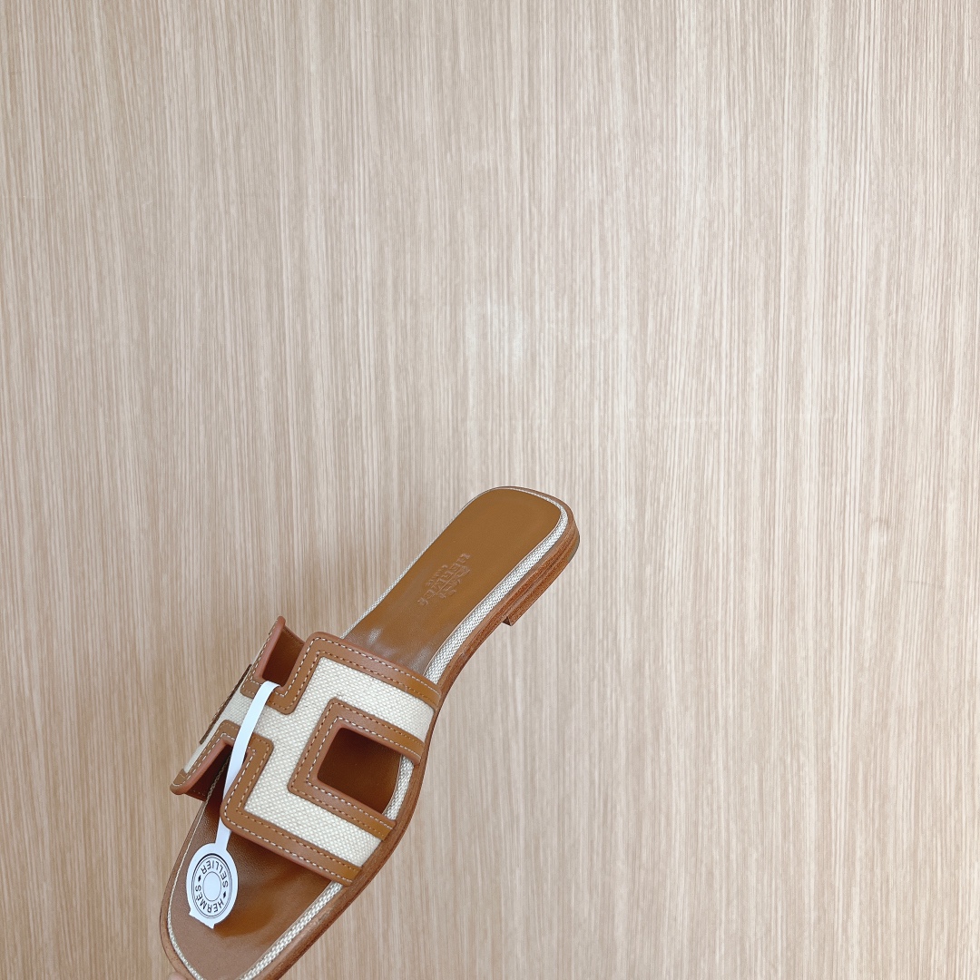 Hermes Oasis Sandal: Stylish Leather Slides with Iconic 'H' Cutout Design 7 i1726309837 3727 7