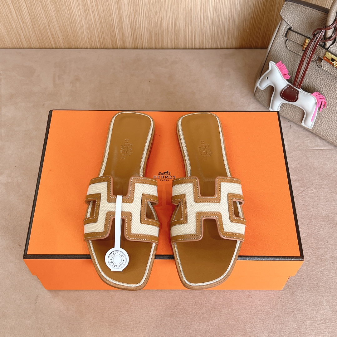 Hermes Oasis Sandal: Stylish Leather Slides with Iconic 'H' Cutout Design 3 i1726309837 6010 0