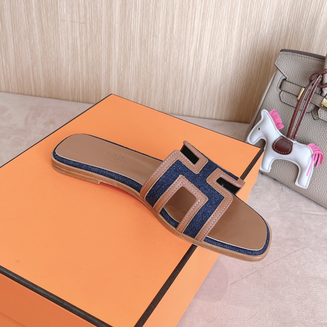 Hermes Oasis Sandal: Stylish & Versatile H-Slide with Calfskin Leather 1 Hermes Oasis Sandal: Stylish & Versatile H-Slide with Calfskin Leather