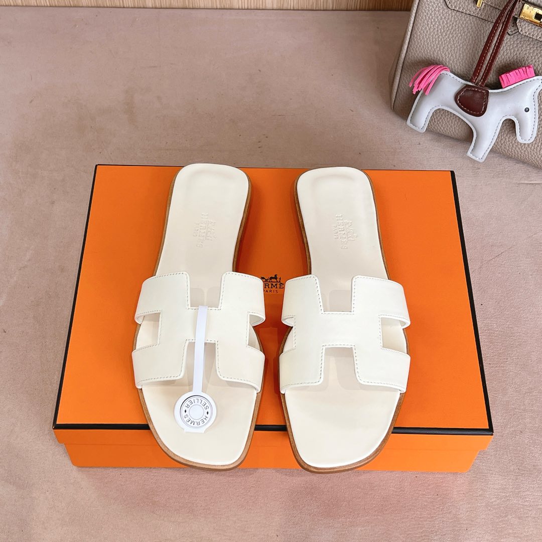 NO:248087,『Beige all-inclusive midsole』Hermes H slippers Oran sandals series————————————————————————————————————————————————————————————————————————————————————————————————————————————————————————————————————————————————————————————————————————————————————————————————————————————————————————————————————————————————————————————————————————————————————————————————————————————————————————————————————————————————————————————————————————————————————————————————————————————————————————————————————————————————————————————————————————————————————————————————19860909『 米白全包中底 』Hermes 爱马仕H拖鞋Oran凉鞋系列———————————时尚又百搭 超级舒服 每个细节都做到极致 原版丝绒面料 原版1:1独家私模鞋面/原版真皮沿条大底  包装: 每对鞋均配有两条H家系列丝巾 SIZE34~42（34.40.41.42定制不退不换）,拖鞋,hermes,hermes,sandals,slippers,Women's Shoes