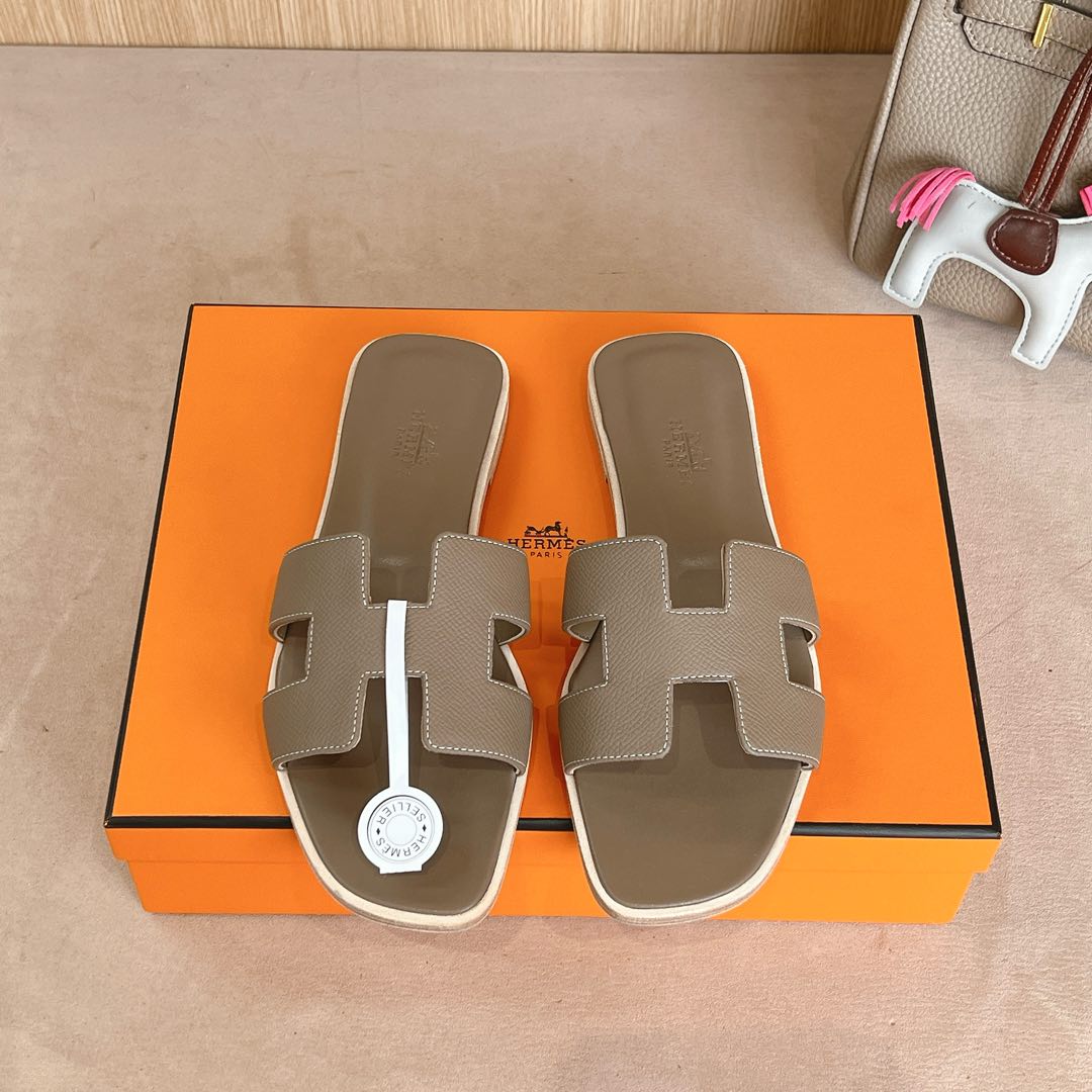 NO:240460,『Classic Elephant Gray Palm』Hermes H Slippers Oran Sandals Series——————————————————————————————————————————————————————————————————————————————————————————————————————————————————————————————————————————————————————————————————————————————————————————————————————————————————————————————————————————————————————————————————————————————————————————————————————————————————————————————————————————————————————————————————————————————————————————————————————————————————————————————————————————————————————————————————————————————————————————19860909『 经典大象灰掌纹 』Hermes 爱马仕H拖鞋Oran凉鞋系列———————————时尚又百搭 超级舒服 每个细节都做到极致 原版丝绒面料 原版1:1独家私模鞋面/原版真皮沿条大底  包装: 每对鞋均配有两条H家系列丝巾 SIZE34~42（34.40.41.42定制不退不换）,拖鞋,hermes,hermes,sandals,slippers,Women's Shoes