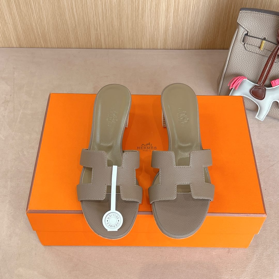 NO:240459,『Classic Elephant Gray Palm Thick Heel Series』Hermes H Slippers Oasis Sandal Series—————————————————————————————————————————————————————————————————————————————————————————————————————————————————————————————————————————————————————————————————————————————————————————————————————————————————————————————————————————————————————————————————————————————————————————————————————————————————————————————————————————————————————————————————————————————————————————————————————————————————————————————————————————————————————————————————————————————————————19860909『 经典大象灰掌纹粗跟系列 』Hermes 爱马仕H拖鞋Oasis 凉鞋系列———————————时尚又百搭 超级舒服 每个细节都做到极致 原版swift小牛皮 原版1:1独家私模鞋面/原版真皮大底  跟高5cm 包装: 每对鞋均配有两条H家系列丝巾 SIZE34~42（34.40.41.42定制不退不换）,拖鞋,hermes,hermes,stuart weitzman,sandals,slippers,cowhide,Leather soles,Women's Shoes