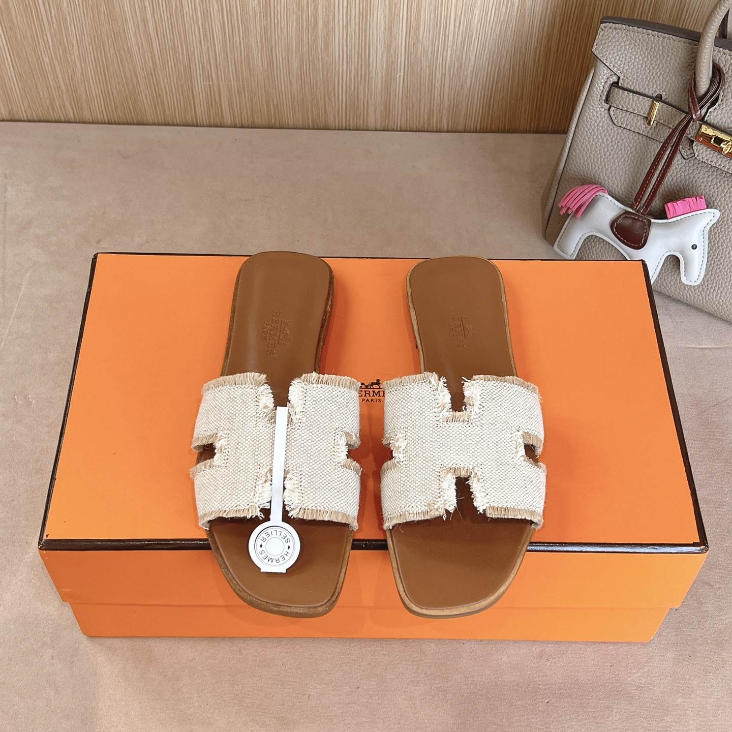 NO:240435,『 New color 』 Tassel Hermes H slippers Oran sandals series————————————————————————————————————————————————————————————————————————————————————————————————————————————————————————————————————————————————————————————————————————————————————————————————————————————————————————————————————————————————————————————————————————————————————————————————————————————————————————————————————————————————————————————————————————————————————————————————————————————————————————————————————————————————————————————————————————————————————————————————————19860909『 新配色 』流苏Hermes 爱马仕H拖鞋Oran凉鞋系列———————————时尚又百搭 超级舒服 每个细节都做到极致 原版丝绒面料 原版1:1独家私模鞋面/原版真皮沿条大底  包装: 每对鞋均配有两条H家系列丝巾 SIZE34~42（34.40.41.42定制不退不换）,拖鞋,hermes,hermes,sandals,slippers,Women's Shoes