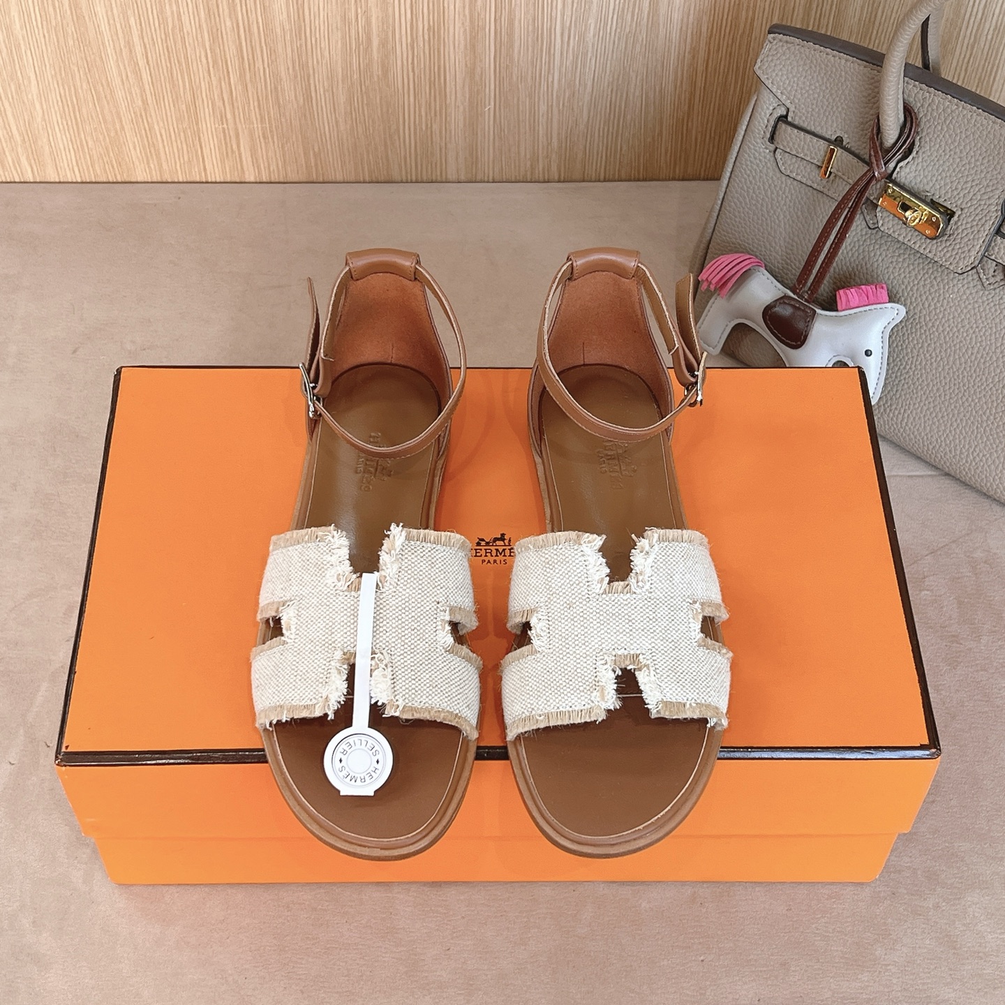 NO:257013,『 New color 』 Tassel Hermes Classic Santorini Sandals The new design inspires to follow the traditional classic H upper, paired with exquisite ankle straps and adjustable lace-ups, suitable for daily wear and create a fashionable and leisurely style. High-end customization, exclusive products, the highest version of the industry. The industry's exclusive counter-like enamel pure hand made one-on-one. Exclusive outsole original leather edge strip sole Exclusive leather material: imported Italian cowhide Exclusive inner footbed: pure imported Italian goatskin size regular size: 34~42 (40.41.42 customization, no return or replacement), sandals, hermes, sandals, cowhide, sheepskin19860909『 新配色 』流苏Hermes 经典Santorini 凉鞋 新设计灵感还是遵循传统经典 H 鞋面,搭配精致踝带、可调节系带,适合日常穿着、打造时尚悠闲风格 高端订制,独家产品 ,行业最高版本 业内独家专柜一样的珐琅纯手一对一制作. 独家大底原版真皮沿条大底 独家皮料:进口意大利牛皮 独家内里垫脚: 纯进口意大利山羊皮 size正码: 34~42（40.41.42订制不退不换）,凉鞋,hermes,sandals,cowhide,sheepskin,Women's Shoes