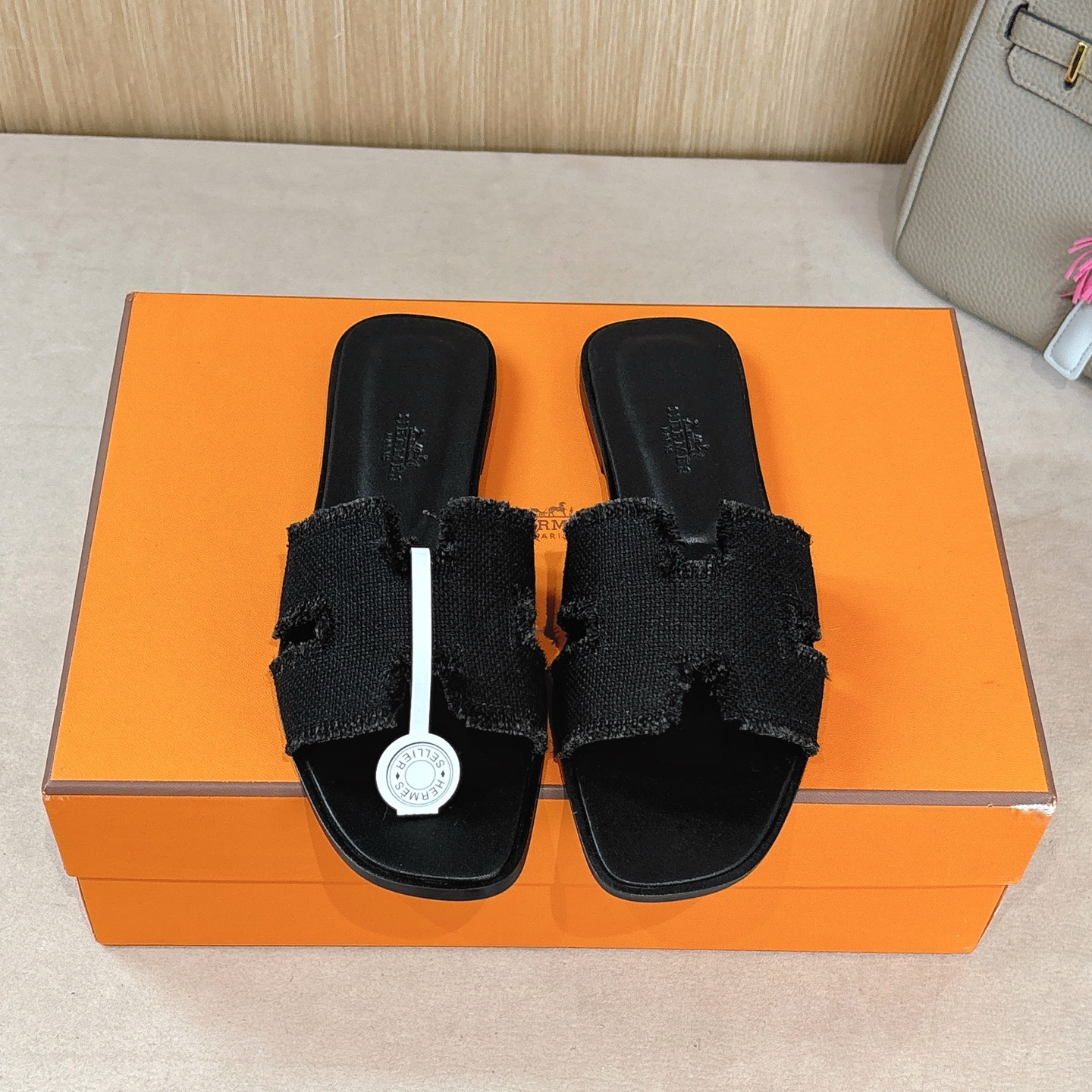 NO:240441,『 New color 』 Tassel Hermes H slippers Oran sandals series————————————————————————————————————————————————————————————————————————————————————————————————————————————————————————————————————————————————————————————————————————————————————————————————————————————————————————————————————————————————————————————————————————————————————————————————————————————————————————————————————————————————————————————————————————————————————————————————————————————————————————————————————————————————————————————————————————————————————————————————————19860909『 新配色 』流苏Hermes 爱马仕H拖鞋Oran凉鞋系列———————————时尚又百搭 超级舒服 每个细节都做到极致 原版丝绒面料 原版1:1独家私模鞋面/原版真皮沿条大底  包装: 每对鞋均配有两条H家系列丝巾 SIZE34~42（34.40.41.42定制不退不换）,拖鞋,hermes,hermes,sandals,slippers,Women's Shoes