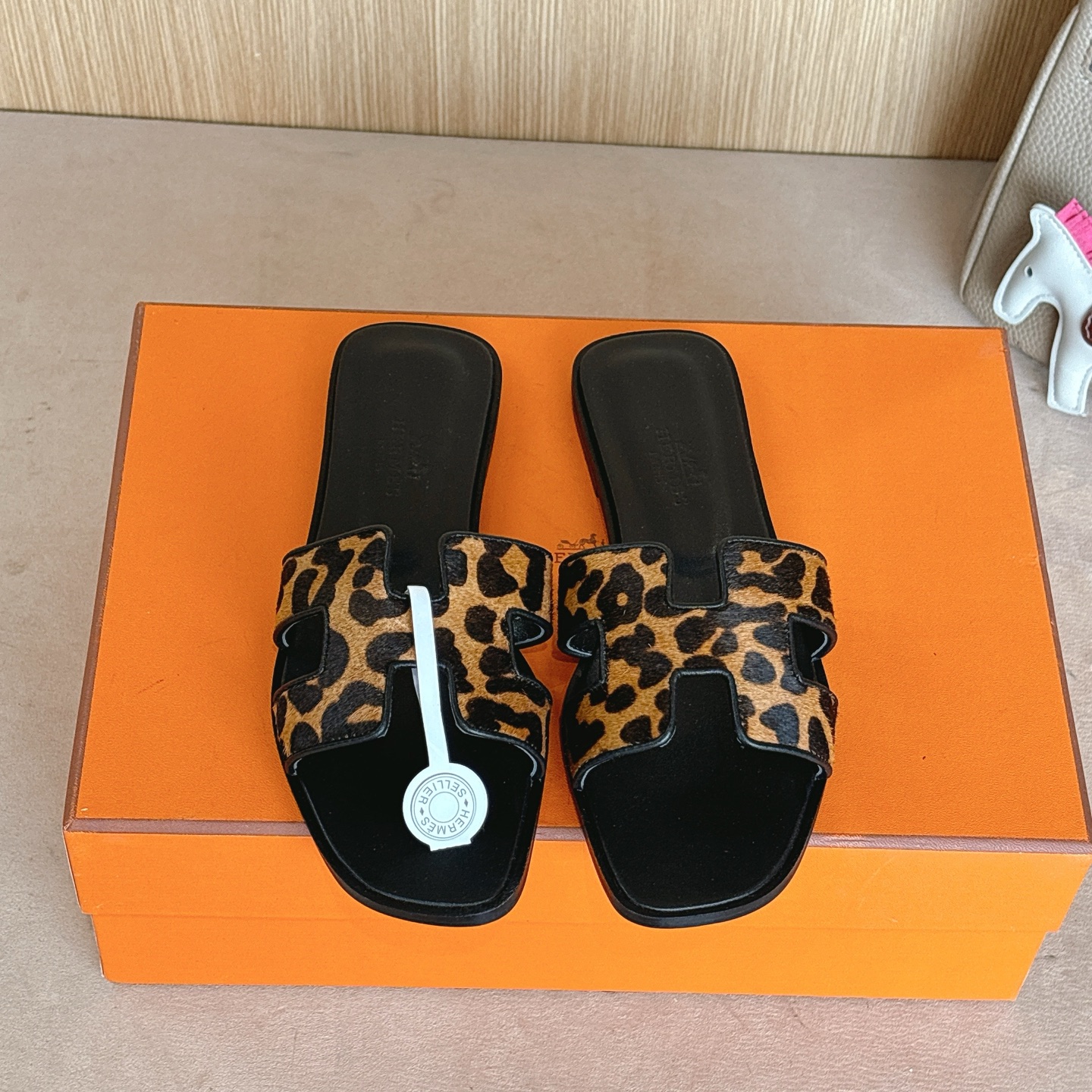 NO:240422,『 New color 』 Hermes H slippers Oran sandals series————————————————————————————————————————————————————————————————————————————————————————————————————————————————————————————————————————————————————————————————————————————————————————————————————————————————————————————————————————————————————————————————————————————————————————————————————————————————————————————————————————————————————————————————————————————————————————————————————————————————————————————————————————————————————————————————————————————————————————————————————————19860909『 新配色 』Hermes 爱马仕H拖鞋Oran凉鞋系列———————————时尚又百搭 超级舒服 每个细节都做到极致 原版丝绒面料 原版1:1独家私模鞋面/原版真皮沿条大底  包装: 每对鞋均配有两条H家系列丝巾 SIZE34~42（34.40.41.42.43定制不退不换）,拖鞋,hermes,hermes,sandals,slippers,Women's Shoes