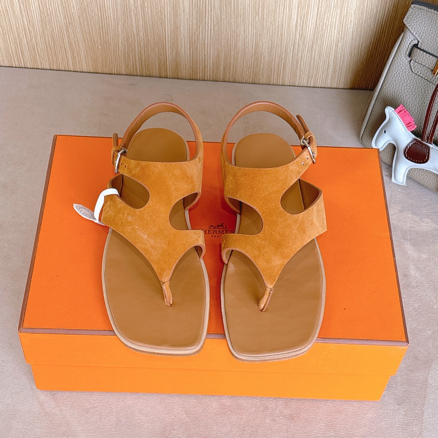 NO:240415,Hermes Karen Sandals Series —————————————————————Stylish and versatile, super comfortable, every detail is the ultimate / fabric cowhide / mixed-bred sheepskin / exclusively developed hardware shoe buckles Outsole original leather edge strip outsole SIZE35-42 (40.41.42 customization without return or replacement), split-toe shoes, hermes, sandals, cowhide, sheepskin19860909Hermes Karen 凉鞋系列 ———————————时尚又百搭 超级舒服 每个细节都做到极致 /面料牛皮/内里混种羊皮/独家开发五金鞋扣 大底原版真皮沿条大底 SIZE35-42（40.41.42定制不退不换）,分趾鞋,hermes,sandals,cowhide,sheepskin,Women's Shoes