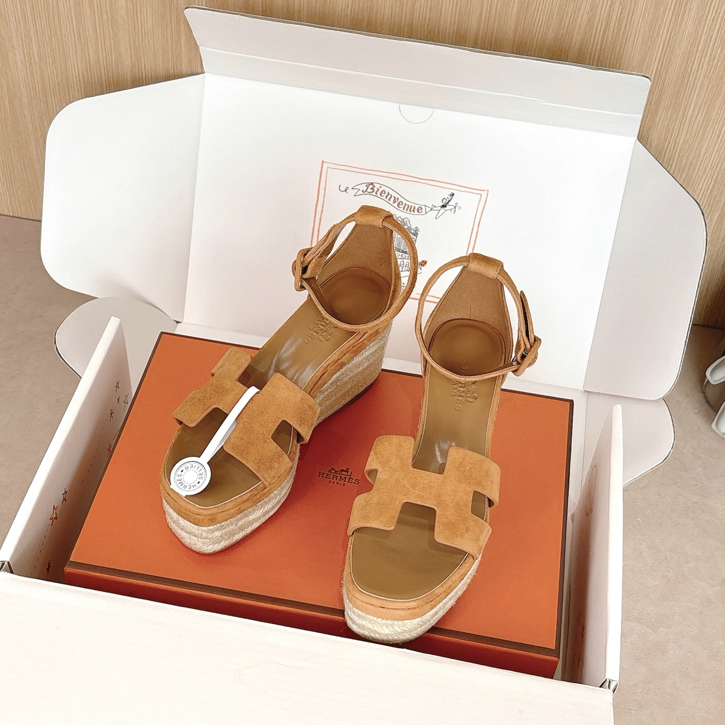 NO:409069,Add the latest aircraft box 50 Hermes new spring and summer Elda straw woven sandals, exclusive original development straw woven water table private model, a classic and versatile item for thousands of years!  Pure handmade top version Welcome to compare, wedge 8.5cm, water platform height 5cm, calfskin upper upper, super high-end!   Inner footbed top mixed-bred sheepskin Italian leather outsole craftsmanship Size 35-39 (34.40.41.42 Custom made without return or replacement), sandals, hermes, sandals, espadrilles, cowhide, sheepskin, Leather soles19860909加最新飞机盒50 Hermes 春夏新款Elda草编凉鞋 独家原版开发草编水台私模 万年经典百搭单品！纯手工制作顶级版本 欢迎对比 坡跟8.5cm 水台高5cm 鞋面小牛皮面料 超级上档次！  内里垫脚顶级混种羊皮 意大利真皮大底工艺 码数35-39（34.40.41.42订做不退不换）,凉鞋,hermes,sandals,espadrilles,cowhide,sheepskin,Leather soles,Women's Shoes