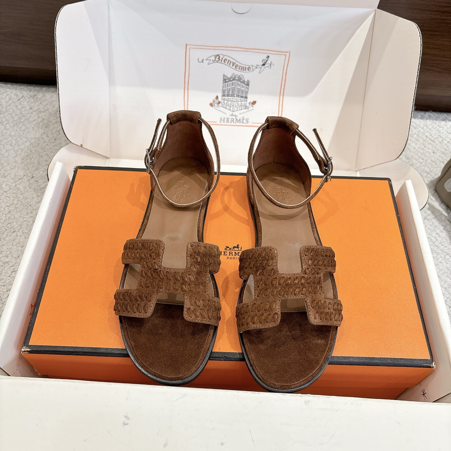 NO:497059,Hermes Classic Santorini Sandals The new design inspires to follow the traditional classic H upper, paired with exquisite ankle straps and adjustable lace-ups, suitable for daily wear and create a fashionable and leisurely style. High-end customization, exclusive products, the industry's highest version. The industry's exclusive counter-like enamel pure hand made one-on-one. Exclusive outsole original leather edge strip sole Exclusive leather material: imported Italian cowhide Exclusive inner footbed: pure imported Italian goatskin size regular size: 34~42 (40.41.42 customization, no return or exchange), sandals, hermes, sandals, cowhide, sheepskin19860909Hermes 经典Santorini 凉鞋 新设计灵感还是遵循传统经典 H 鞋面,搭配精致踝带、可调节系带,适合日常穿着、打造时尚悠闲风格 高端订制,独家产品 ,行业最高版本 业内独家专柜一样的珐琅纯手一对一制作. 独家大底原版真皮沿条大底 独家皮料:进口意大利牛皮 独家内里垫脚: 纯进口意大利山羊皮 size正码: 34~42（40.41.42订制不退不换）,凉鞋,hermes,sandals,cowhide,sheepskin,Women's Shoes