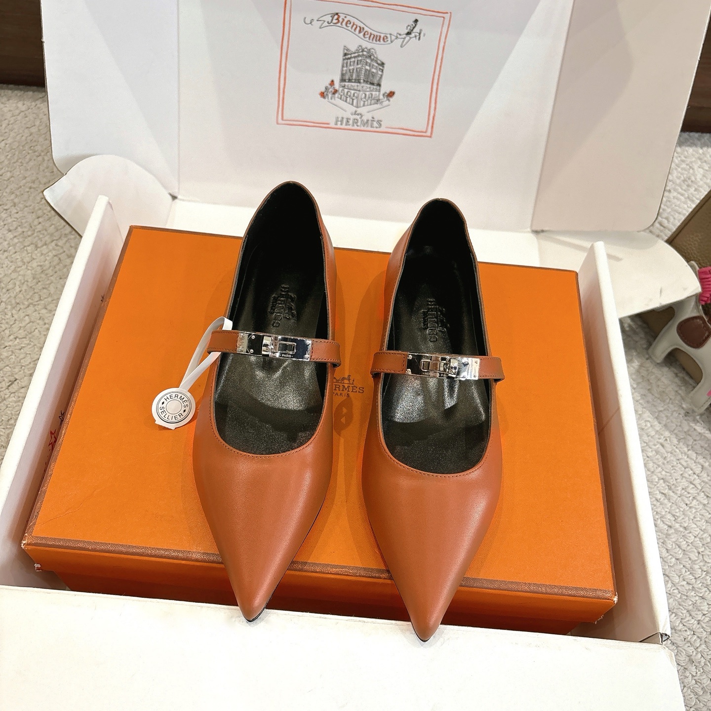 NO:535607,Hermes Kelly ballet shoes———————————————————Original disassembly 1:1 copy, set last, exclusive master's pure handmade craft, original exclusive mold-open pure steel Kelly fastener, small pointed toe fashionable and versatile, super comfortable to put on, every detail is the ultimate / Original calfskin/inner mixed-bred sheepskin Italian leather sole SIZE35~41 (40.41. Customized, no return or replacement), single shoes, hermes, hermes, cowhide, sheepskin, Leather soles19860909Hermes爱马仕 Kelly 芭蕾舞鞋———————————原版拆卸1:1复制 套楦 独家老师傅纯手工制作工艺 原版独家开模纯钢Kelly扣件 小尖头时尚又百搭 上脚超级舒服 每个细节都做到极致 /原版小牛皮/内里混种羊皮 意大利真皮大底 SIZE35~41（40.41.定制不退不换）,单鞋,hermes,hermes,cowhide,sheepskin,Leather soles,Women's Shoes