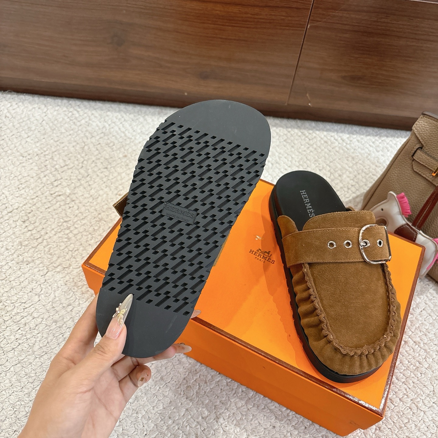 Hermes 爱马仕 经典Key 穆勒鞋半拖系列———————————时尚又百搭 超级舒服 每个细节都做到极致  原版牛反绒鞋面 原版1:1独家私模他TPR水台/原版私模橡胶大底  
▪️SIZE：35~41（40.41定制不退不换）