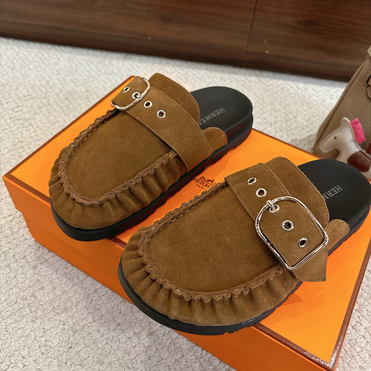 Hermes 爱马仕 经典Key 穆勒鞋半拖系列———————————时尚又百搭 超级舒服 每个细节都做到极致  原版牛反绒鞋面 原版1:1独家私模他TPR水台/原版私模橡胶大底  
▪️SIZE：35~41（40.41定制不退不换）