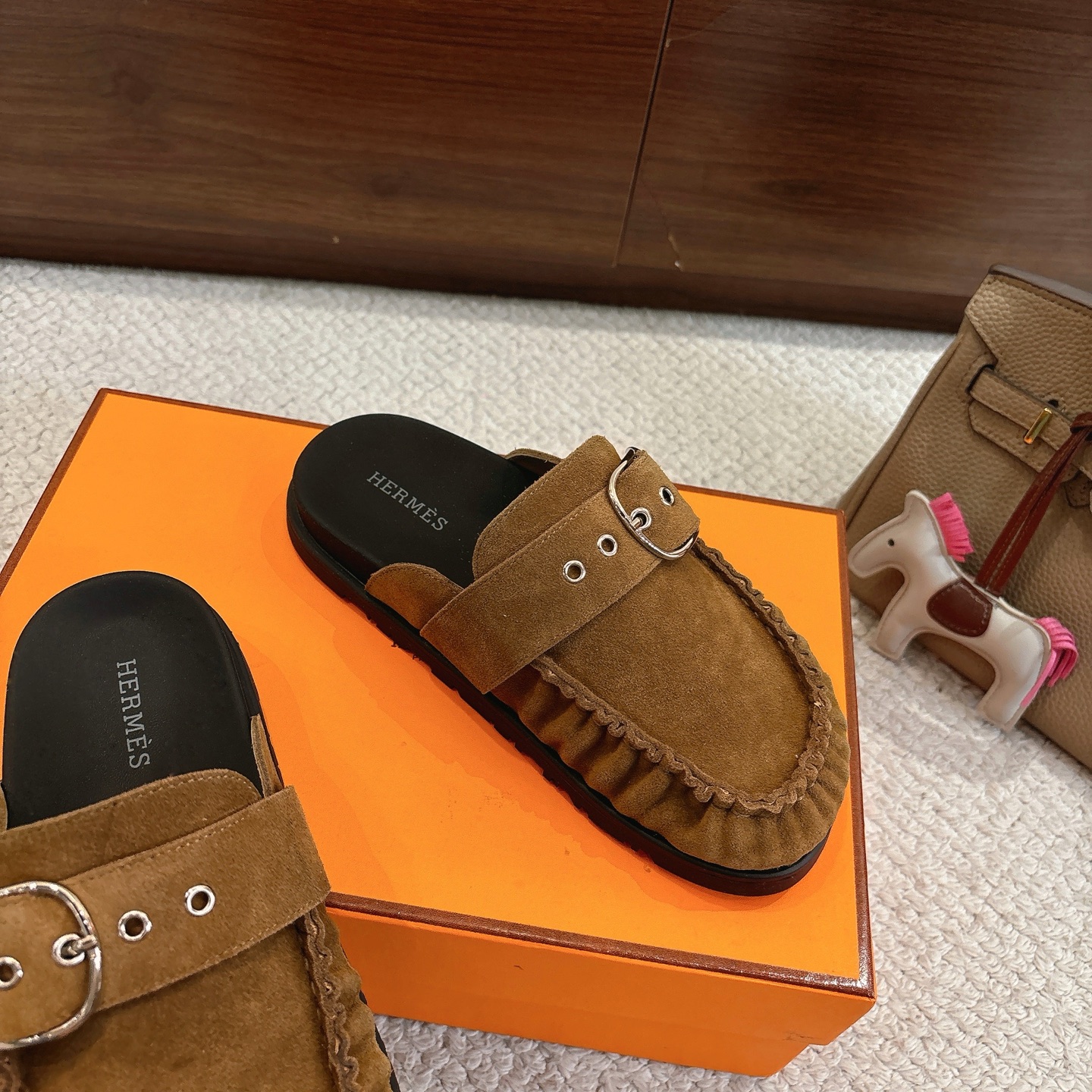 Hermes 爱马仕 经典Key 穆勒鞋半拖系列———————————时尚又百搭 超级舒服 每个细节都做到极致  原版牛反绒鞋面 原版1:1独家私模他TPR水台/原版私模橡胶大底  
▪️SIZE：35~41（40.41定制不退不换）