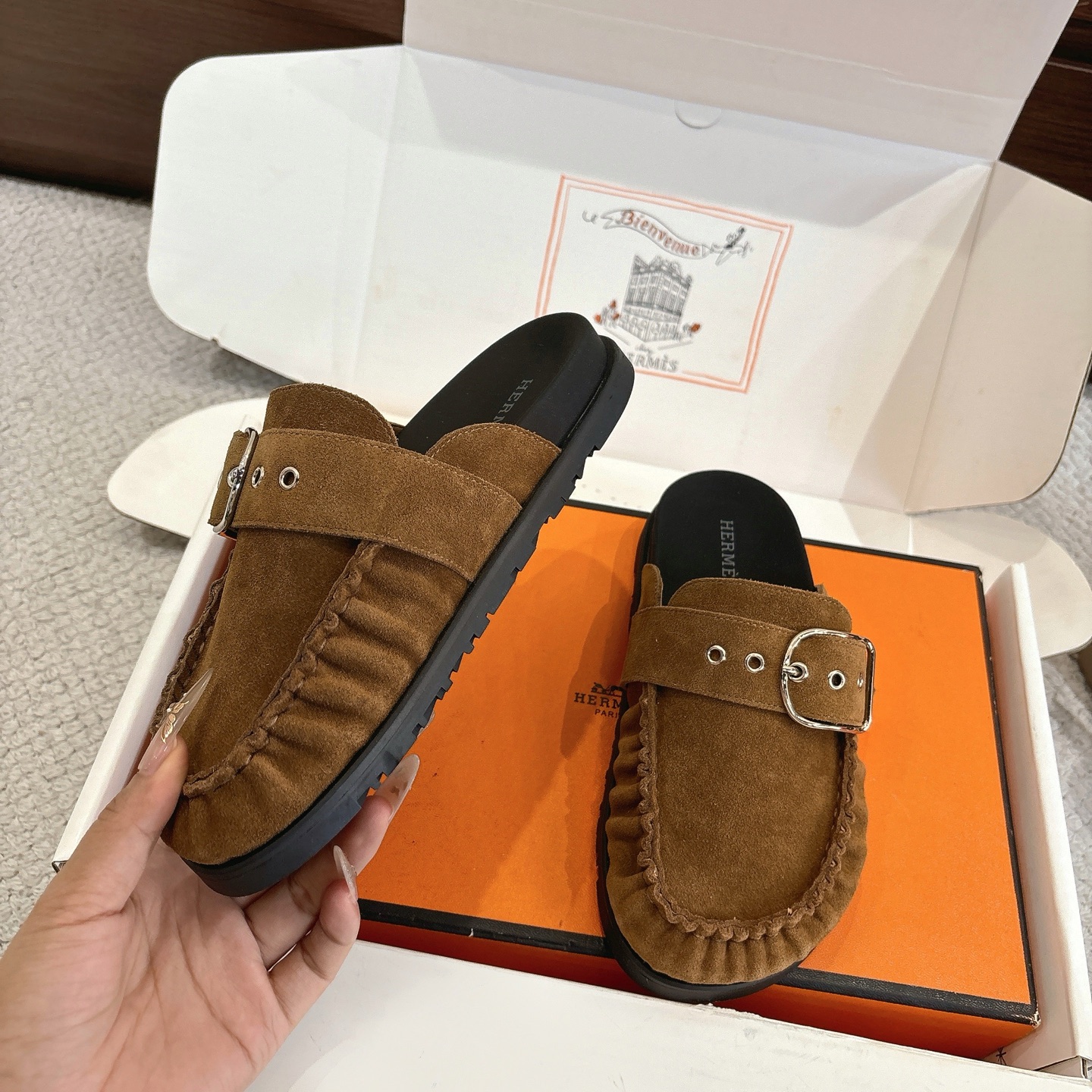 Hermes 爱马仕 经典Key 穆勒鞋半拖系列———————————时尚又百搭 超级舒服 每个细节都做到极致  原版牛反绒鞋面 原版1:1独家私模他TPR水台/原版私模橡胶大底  
▪️SIZE：35~41（40.41定制不退不换）