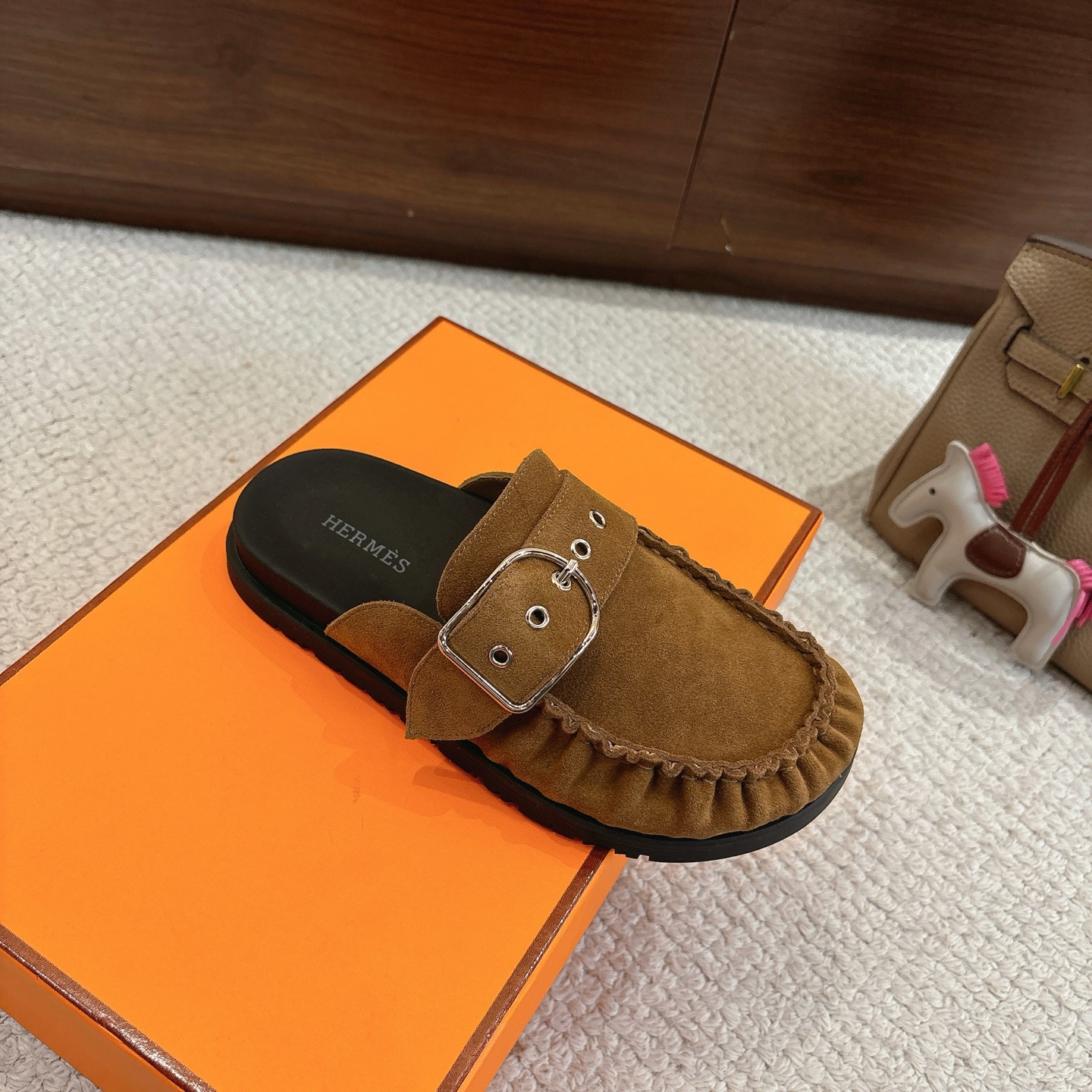 Hermes 爱马仕 经典Key 穆勒鞋半拖系列———————————时尚又百搭 超级舒服 每个细节都做到极致  原版牛反绒鞋面 原版1:1独家私模他TPR水台/原版私模橡胶大底  
▪️SIZE：35~41（40.41定制不退不换）