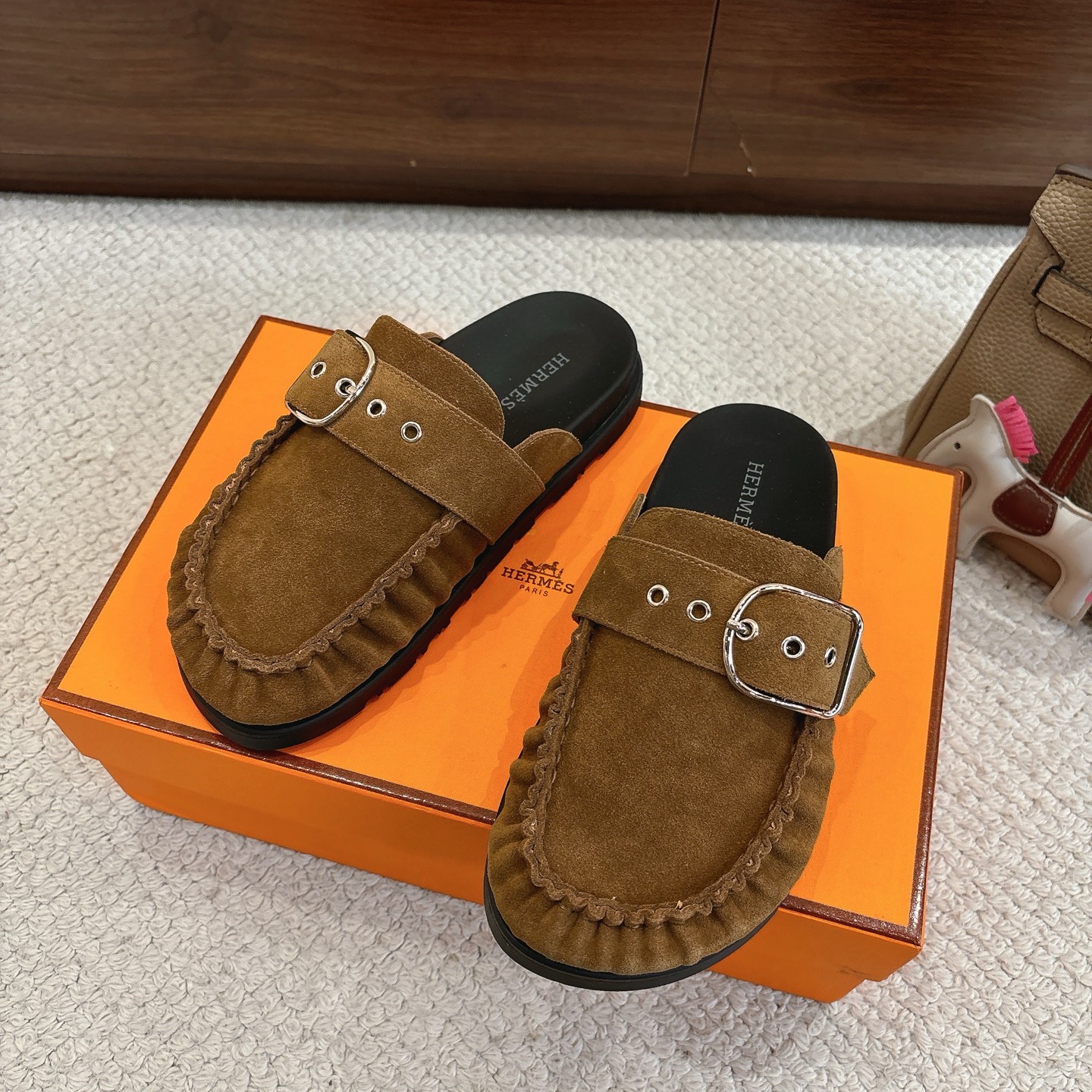 Hermes 爱马仕 经典Key 穆勒鞋半拖系列———————————时尚又百搭 超级舒服 每个细节都做到极致  原版牛反绒鞋面 原版1:1独家私模他TPR水台/原版私模橡胶大底  
▪️SIZE：35~41（40.41定制不退不换）