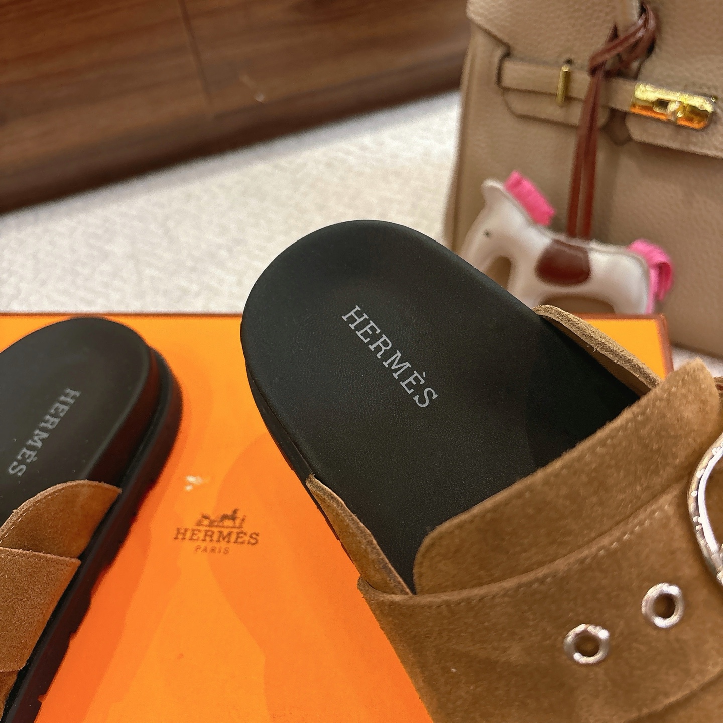 Hermes 爱马仕 经典Key 穆勒鞋半拖系列———————————时尚又百搭 超级舒服 每个细节都做到极致  原版牛反绒鞋面 原版1:1独家私模他TPR水台/原版私模橡胶大底  
▪️SIZE：35~41（40.41定制不退不换）