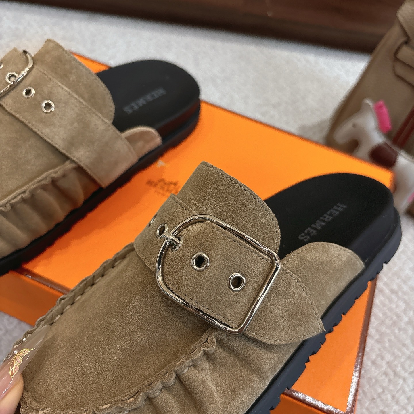 Hermes 爱马仕 经典Key 穆勒鞋半拖系列———————————时尚又百搭 超级舒服 每个细节都做到极致  原版牛反绒鞋面 原版1:1独家私模他TPR水台/原版私模橡胶大底  
▪️SIZE：35~41（40.41定制不退不换）