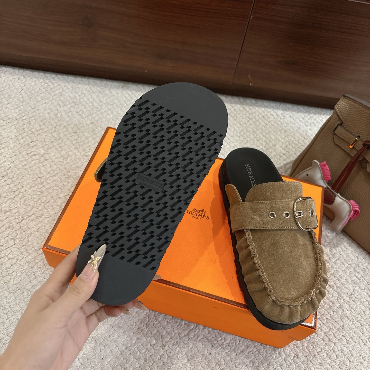 Hermes 爱马仕 经典Key 穆勒鞋半拖系列———————————时尚又百搭 超级舒服 每个细节都做到极致  原版牛反绒鞋面 原版1:1独家私模他TPR水台/原版私模橡胶大底  
▪️SIZE：35~41（40.41定制不退不换）
