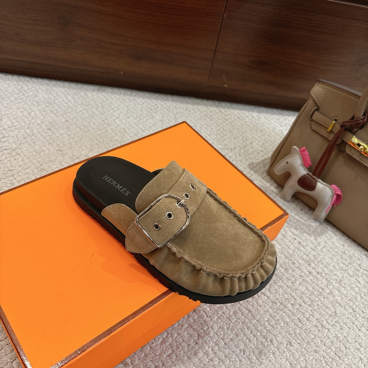 Hermes 爱马仕 经典Key 穆勒鞋半拖系列———————————时尚又百搭 超级舒服 每个细节都做到极致  原版牛反绒鞋面 原版1:1独家私模他TPR水台/原版私模橡胶大底  
▪️SIZE：35~41（40.41定制不退不换）