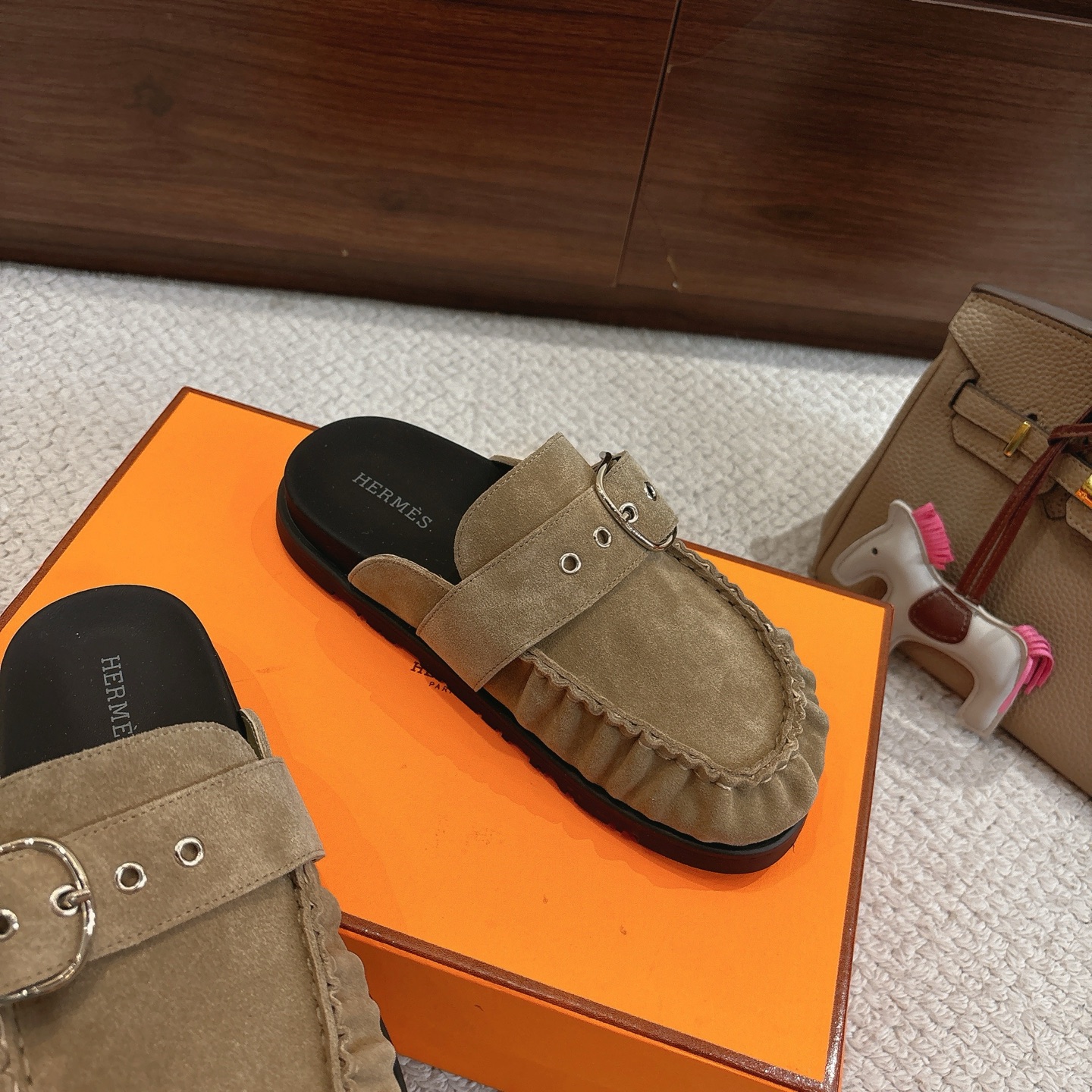 Hermes 爱马仕 经典Key 穆勒鞋半拖系列———————————时尚又百搭 超级舒服 每个细节都做到极致  原版牛反绒鞋面 原版1:1独家私模他TPR水台/原版私模橡胶大底  
▪️SIZE：35~41（40.41定制不退不换）