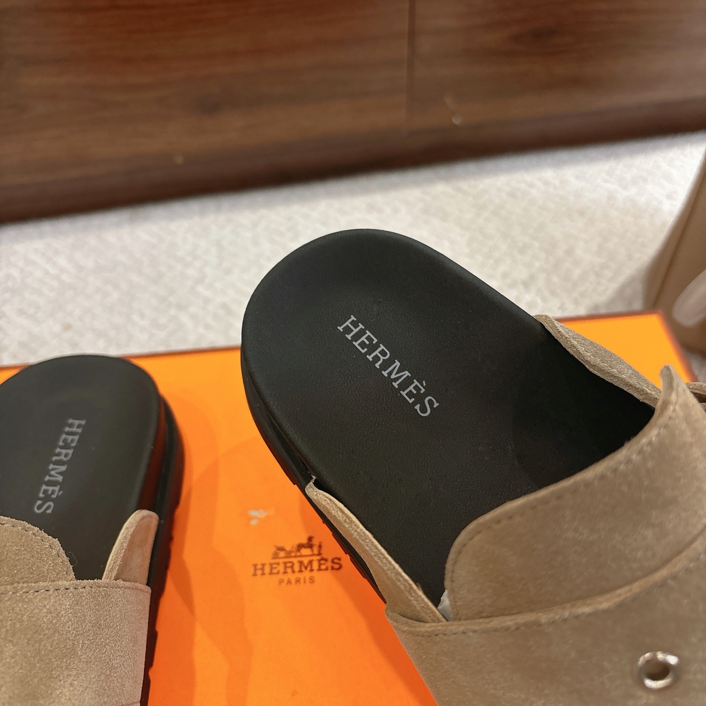 Hermes 爱马仕 经典Key 穆勒鞋半拖系列———————————时尚又百搭 超级舒服 每个细节都做到极致  原版牛反绒鞋面 原版1:1独家私模他TPR水台/原版私模橡胶大底  
▪️SIZE：35~41（40.41定制不退不换）