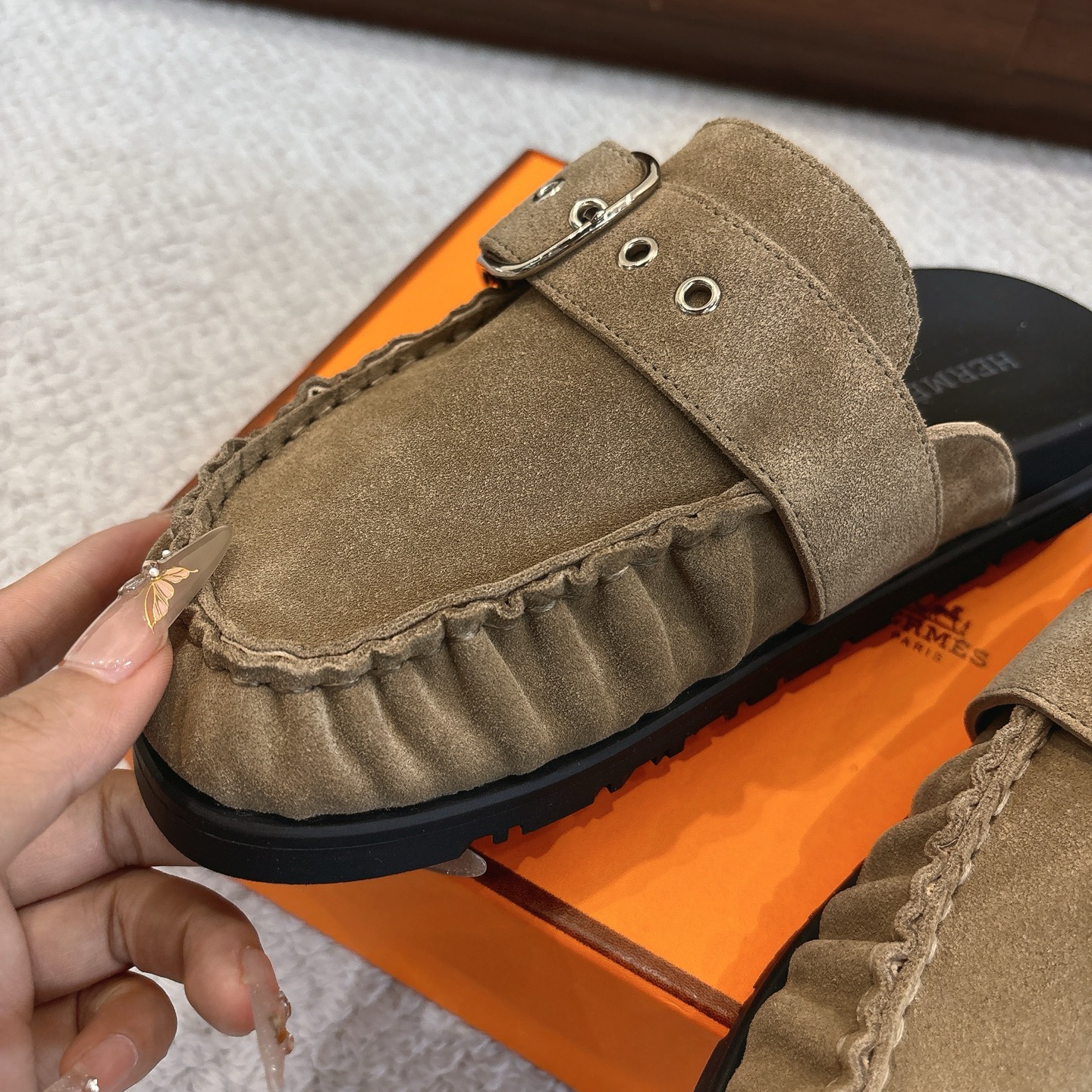 Hermes 爱马仕 经典Key 穆勒鞋半拖系列———————————时尚又百搭 超级舒服 每个细节都做到极致  原版牛反绒鞋面 原版1:1独家私模他TPR水台/原版私模橡胶大底  
▪️SIZE：35~41（40.41定制不退不换）