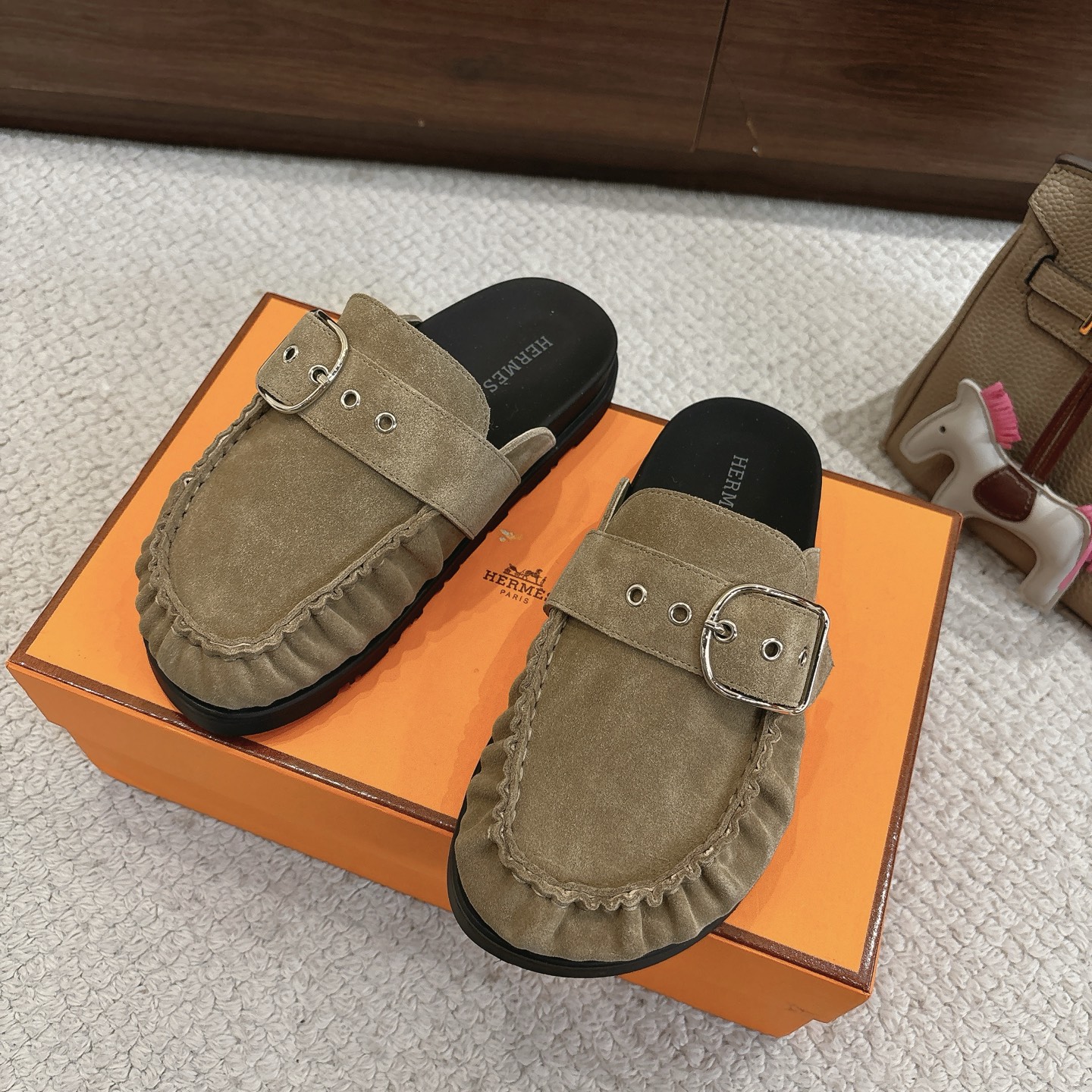 Hermes 爱马仕 经典Key 穆勒鞋半拖系列———————————时尚又百搭 超级舒服 每个细节都做到极致  原版牛反绒鞋面 原版1:1独家私模他TPR水台/原版私模橡胶大底  
▪️SIZE：35~41（40.41定制不退不换）