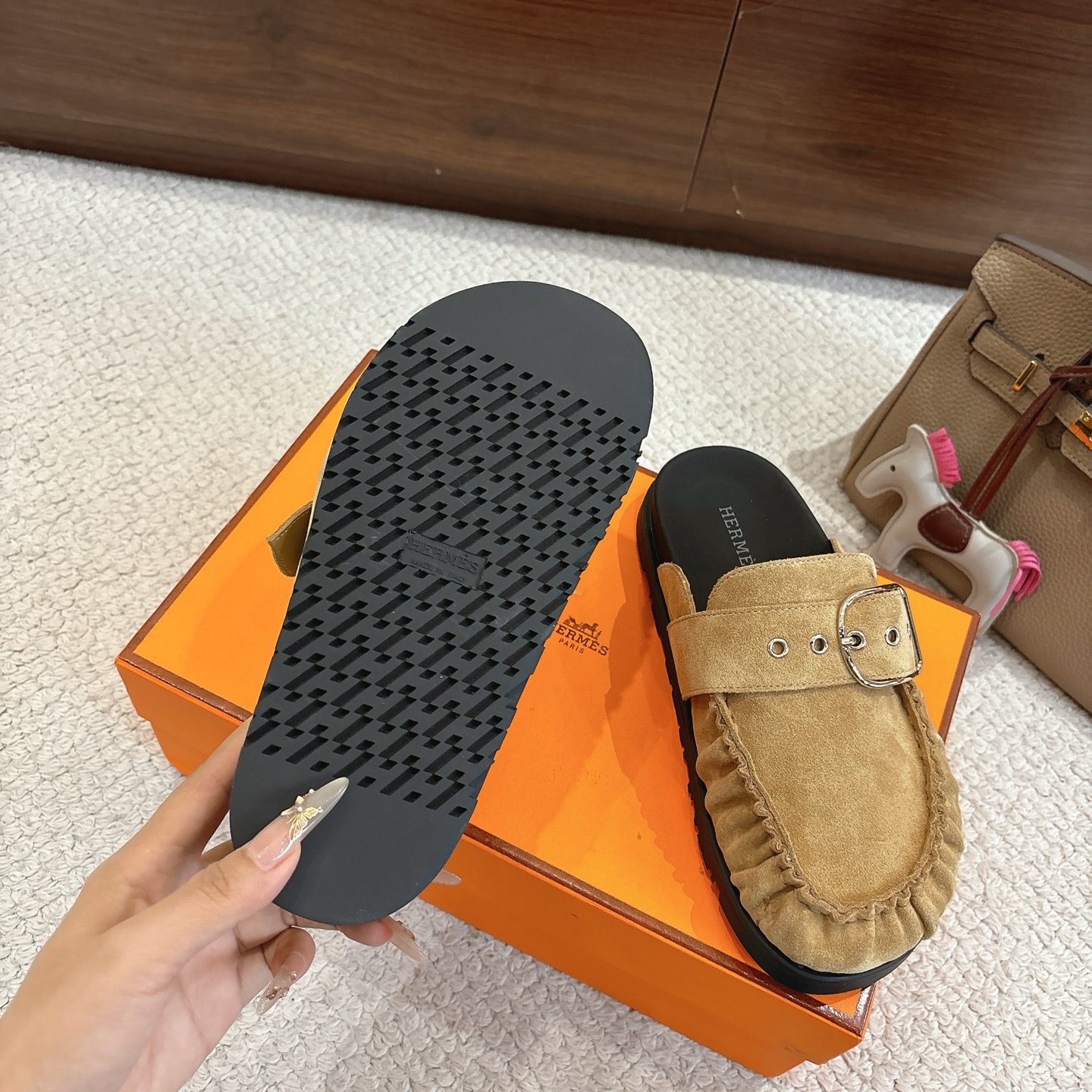 Hermes 爱马仕 经典Key 穆勒鞋半拖系列———————————时尚又百搭 超级舒服 每个细节都做到极致  原版牛反绒鞋面 原版1:1独家私模他TPR水台/原版私模橡胶大底  
▪️SIZE：35~41（40.41定制不退不换）