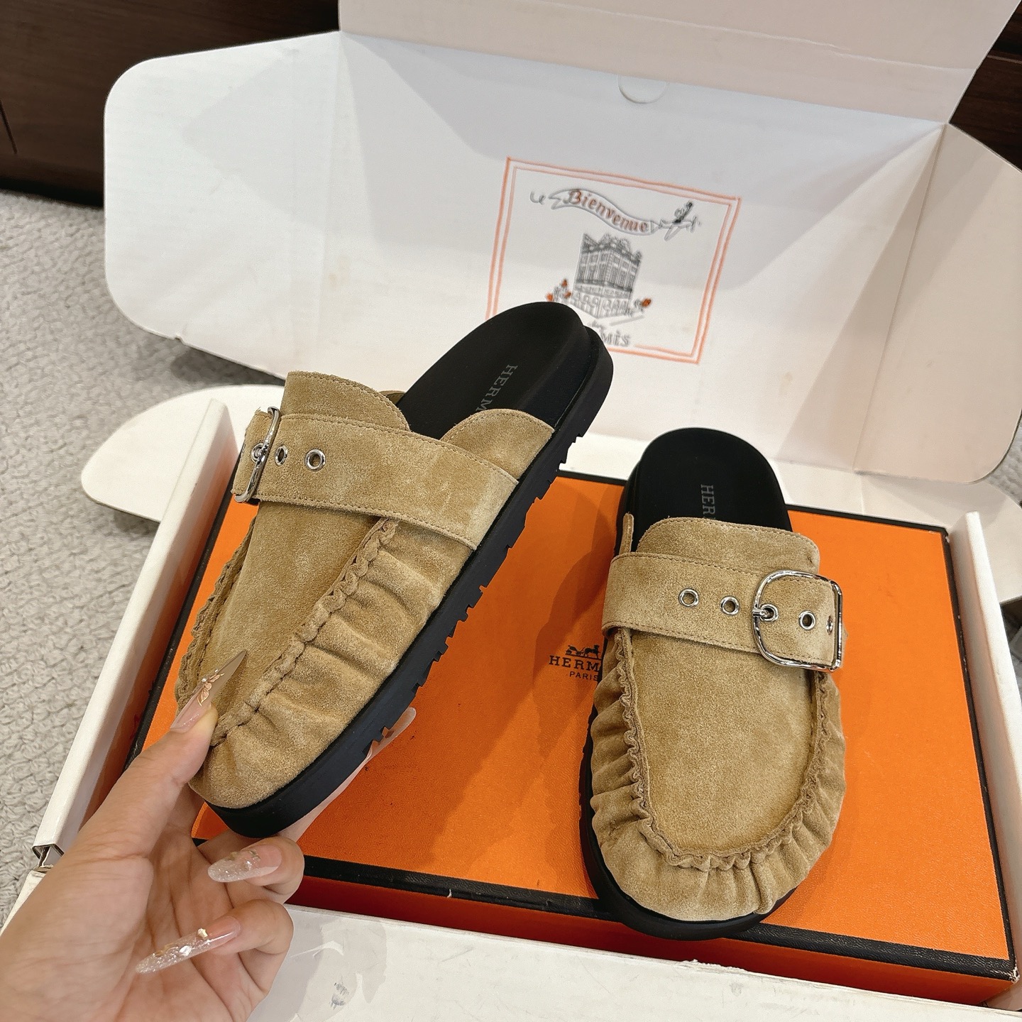 Hermes 爱马仕 经典Key 穆勒鞋半拖系列———————————时尚又百搭 超级舒服 每个细节都做到极致  原版牛反绒鞋面 原版1:1独家私模他TPR水台/原版私模橡胶大底  
▪️SIZE：35~41（40.41定制不退不换）