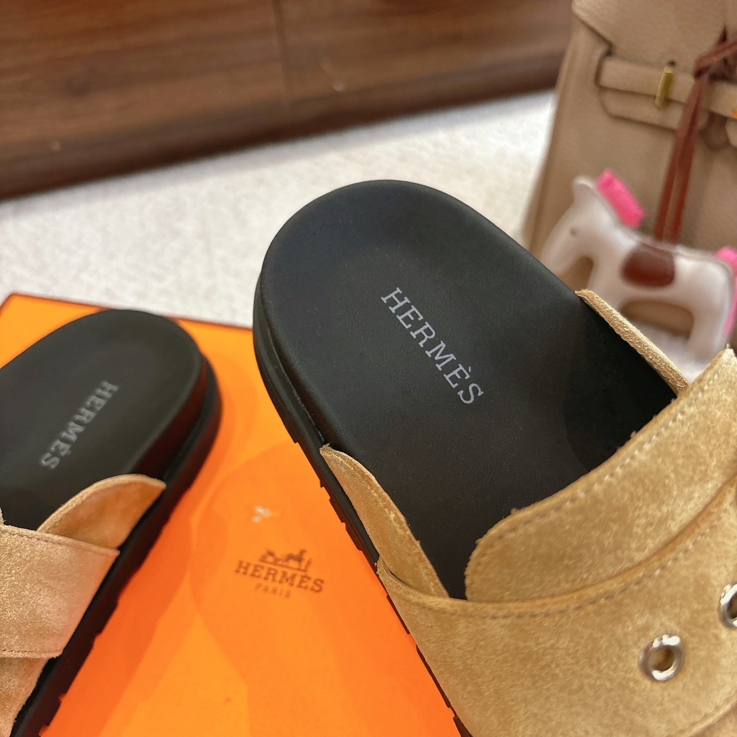 Hermes 爱马仕 经典Key 穆勒鞋半拖系列———————————时尚又百搭 超级舒服 每个细节都做到极致  原版牛反绒鞋面 原版1:1独家私模他TPR水台/原版私模橡胶大底  
▪️SIZE：35~41（40.41定制不退不换）