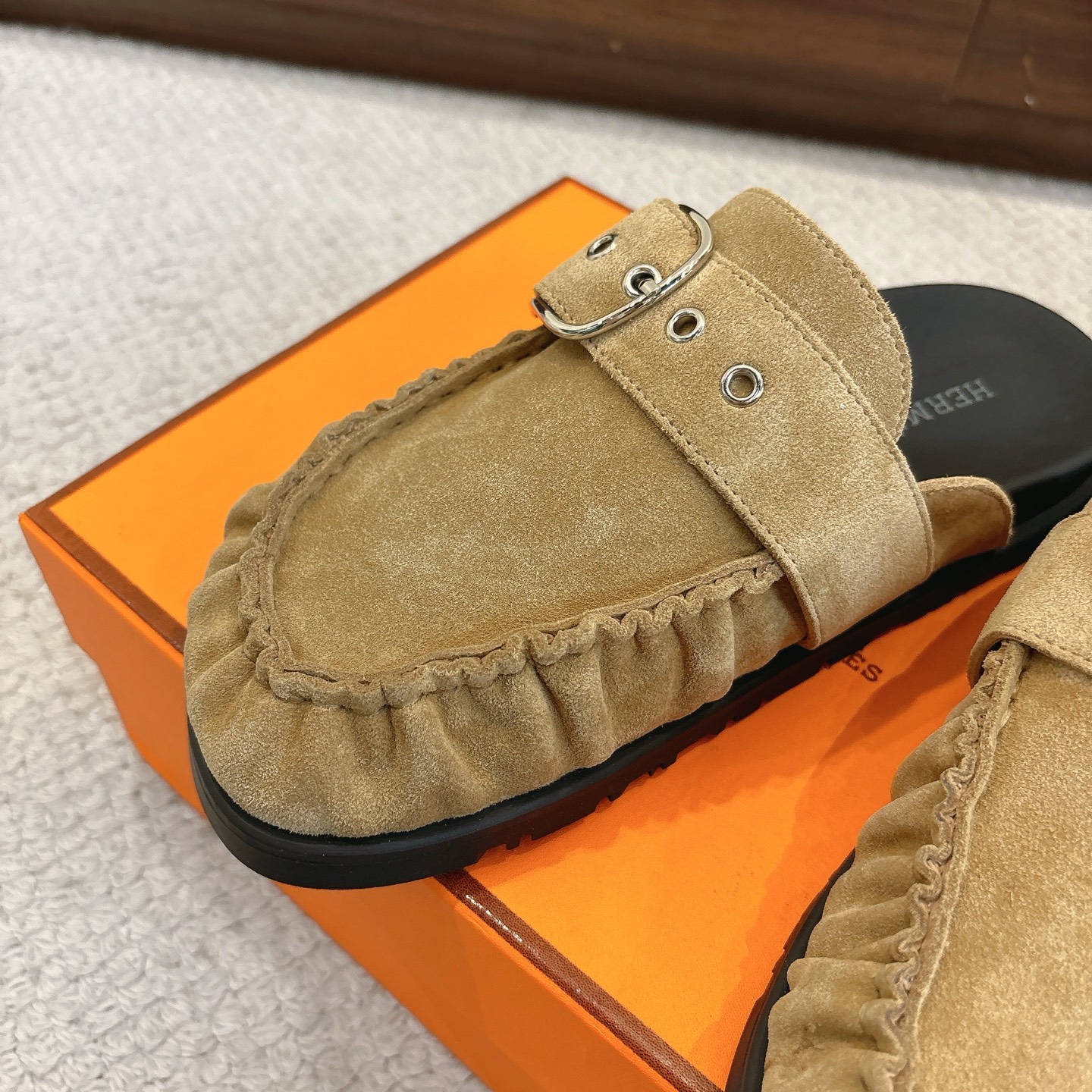 Hermes 爱马仕 经典Key 穆勒鞋半拖系列———————————时尚又百搭 超级舒服 每个细节都做到极致  原版牛反绒鞋面 原版1:1独家私模他TPR水台/原版私模橡胶大底  
▪️SIZE：35~41（40.41定制不退不换）