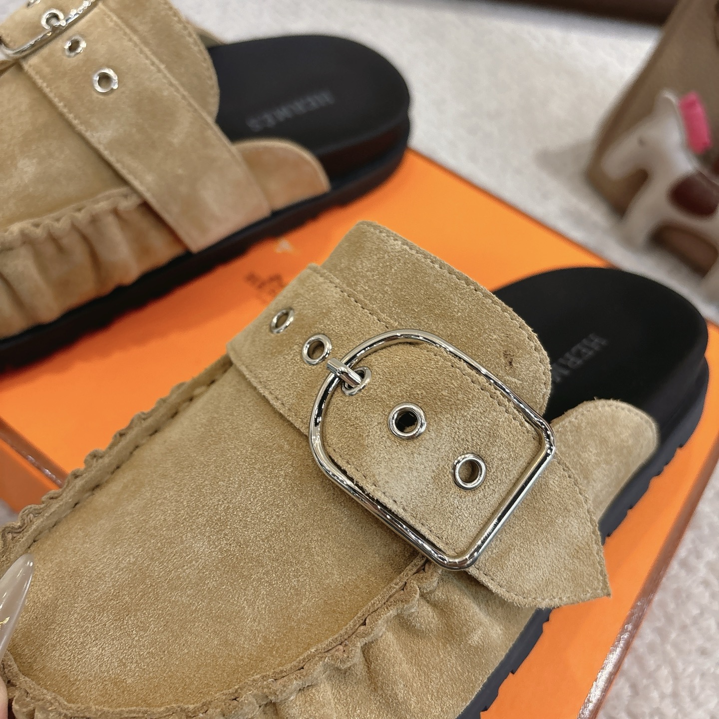 Hermes 爱马仕 经典Key 穆勒鞋半拖系列———————————时尚又百搭 超级舒服 每个细节都做到极致  原版牛反绒鞋面 原版1:1独家私模他TPR水台/原版私模橡胶大底  
▪️SIZE：35~41（40.41定制不退不换）