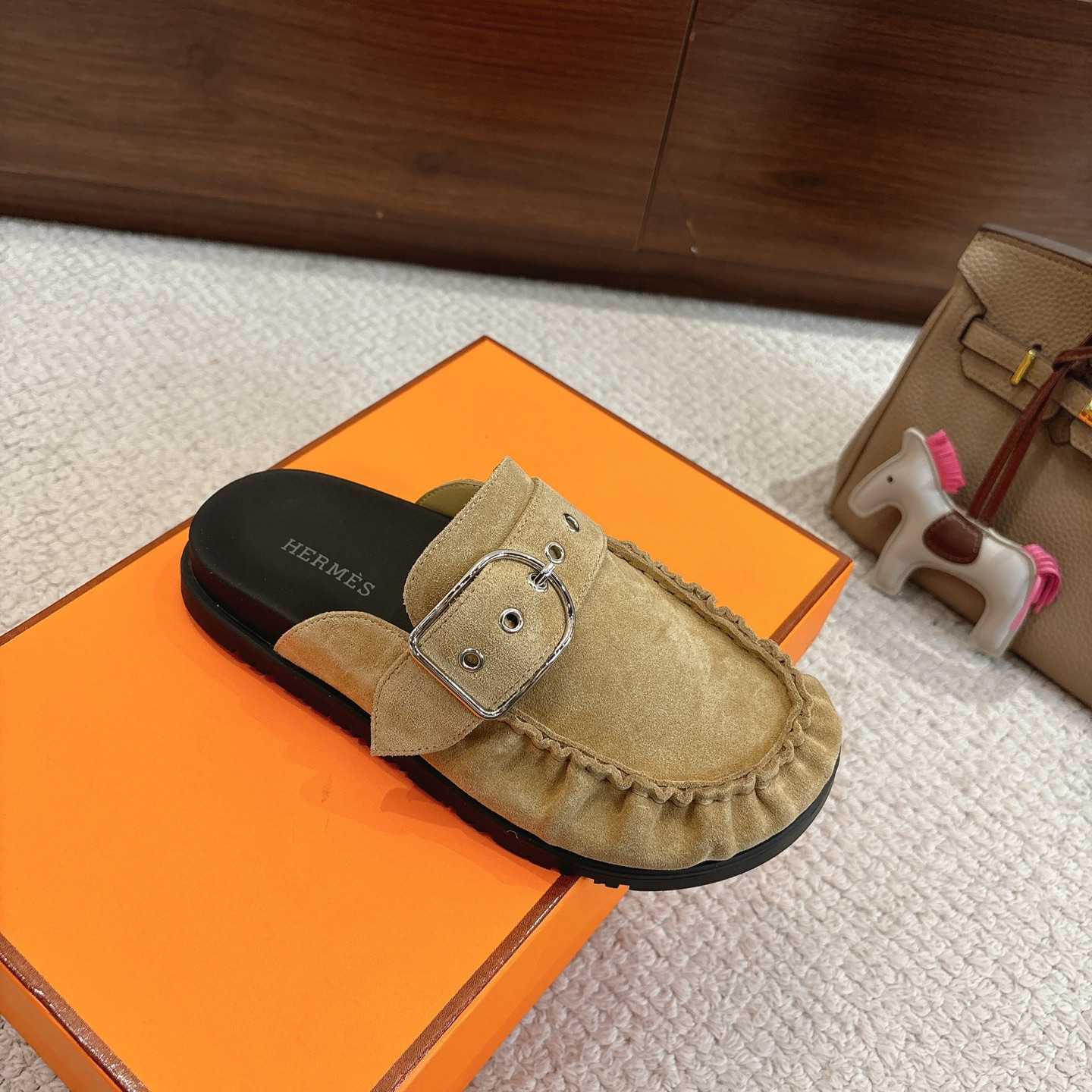 Hermes 爱马仕 经典Key 穆勒鞋半拖系列———————————时尚又百搭 超级舒服 每个细节都做到极致  原版牛反绒鞋面 原版1:1独家私模他TPR水台/原版私模橡胶大底  
▪️SIZE：35~41（40.41定制不退不换）