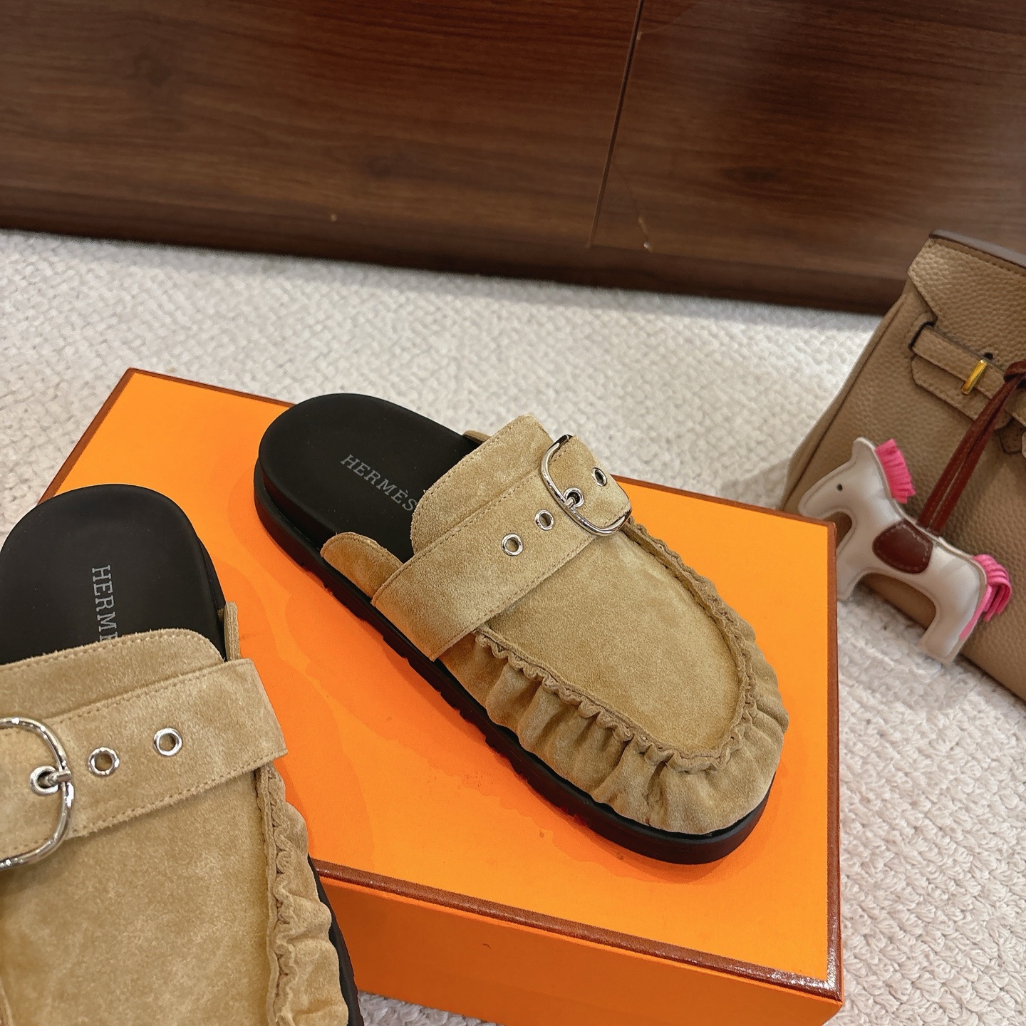 Hermes 爱马仕 经典Key 穆勒鞋半拖系列———————————时尚又百搭 超级舒服 每个细节都做到极致  原版牛反绒鞋面 原版1:1独家私模他TPR水台/原版私模橡胶大底  
▪️SIZE：35~41（40.41定制不退不换）