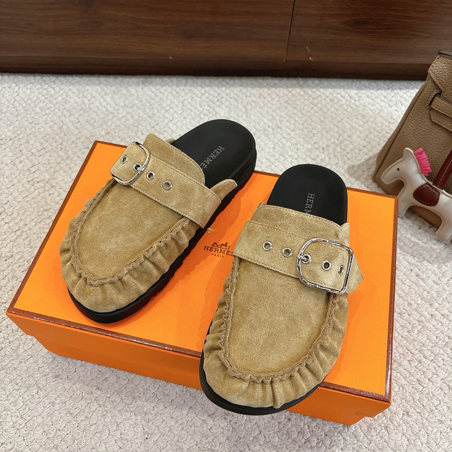 Hermes 爱马仕 经典Key 穆勒鞋半拖系列———————————时尚又百搭 超级舒服 每个细节都做到极致  原版牛反绒鞋面 原版1:1独家私模他TPR水台/原版私模橡胶大底  
▪️SIZE：35~41（40.41定制不退不换）