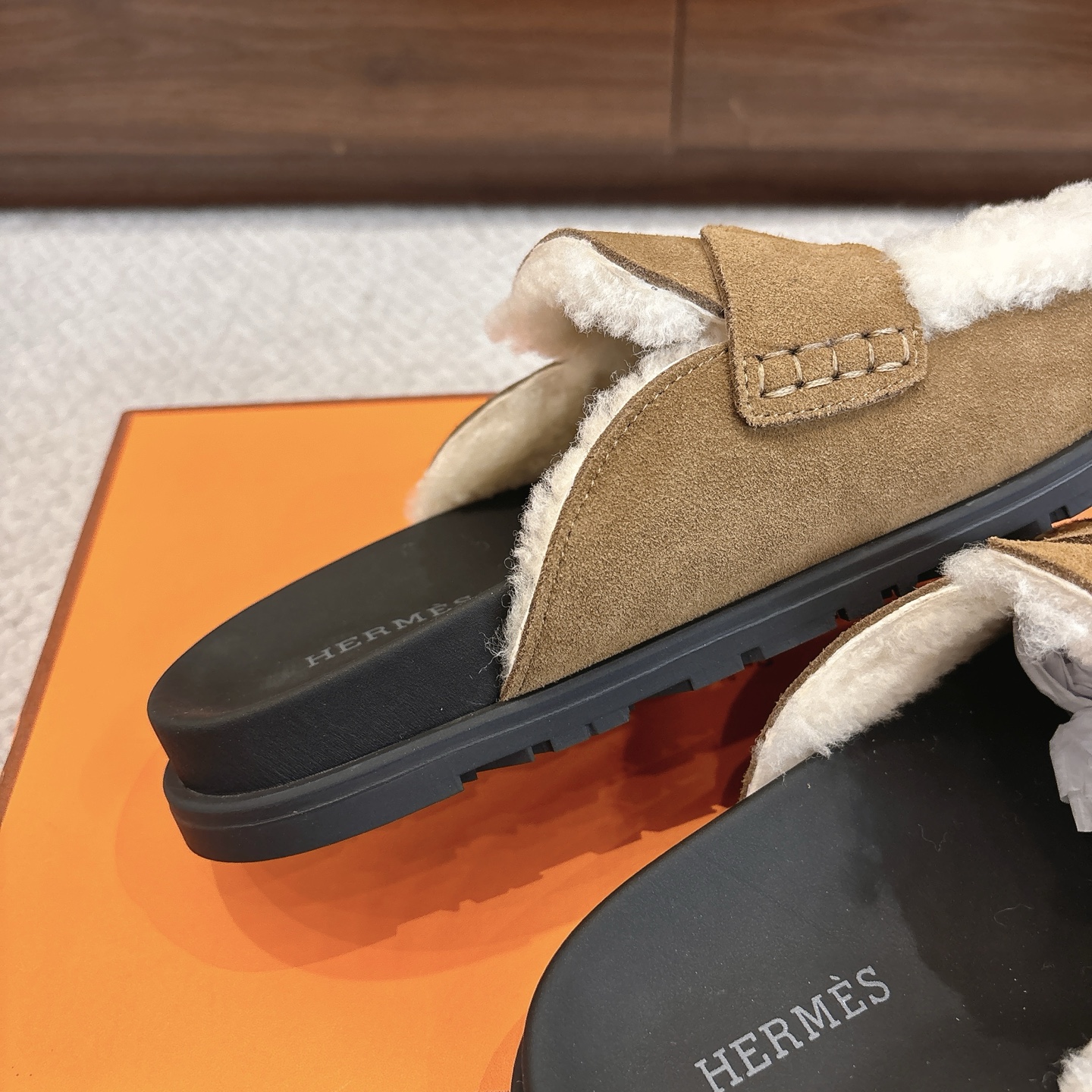 Hermes 爱马仕 经典Go 穆勒鞋半拖系列———————————时尚又百搭 超级舒服 每个细节都做到极致  原版水晶羊皮/牛反绒 原版1:1独家私模他TPR水台/原版私模橡胶大底  
▪️SIZE：35~41（40.41定制不退不换）