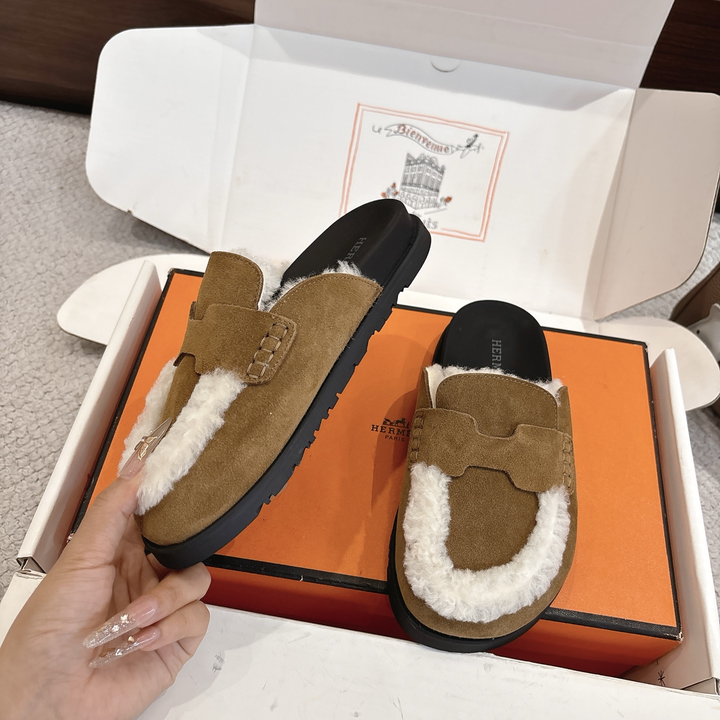 Hermes 爱马仕 经典Go 穆勒鞋半拖系列———————————时尚又百搭 超级舒服 每个细节都做到极致  原版水晶羊皮/牛反绒 原版1:1独家私模他TPR水台/原版私模橡胶大底  
▪️SIZE：35~41（40.41定制不退不换）