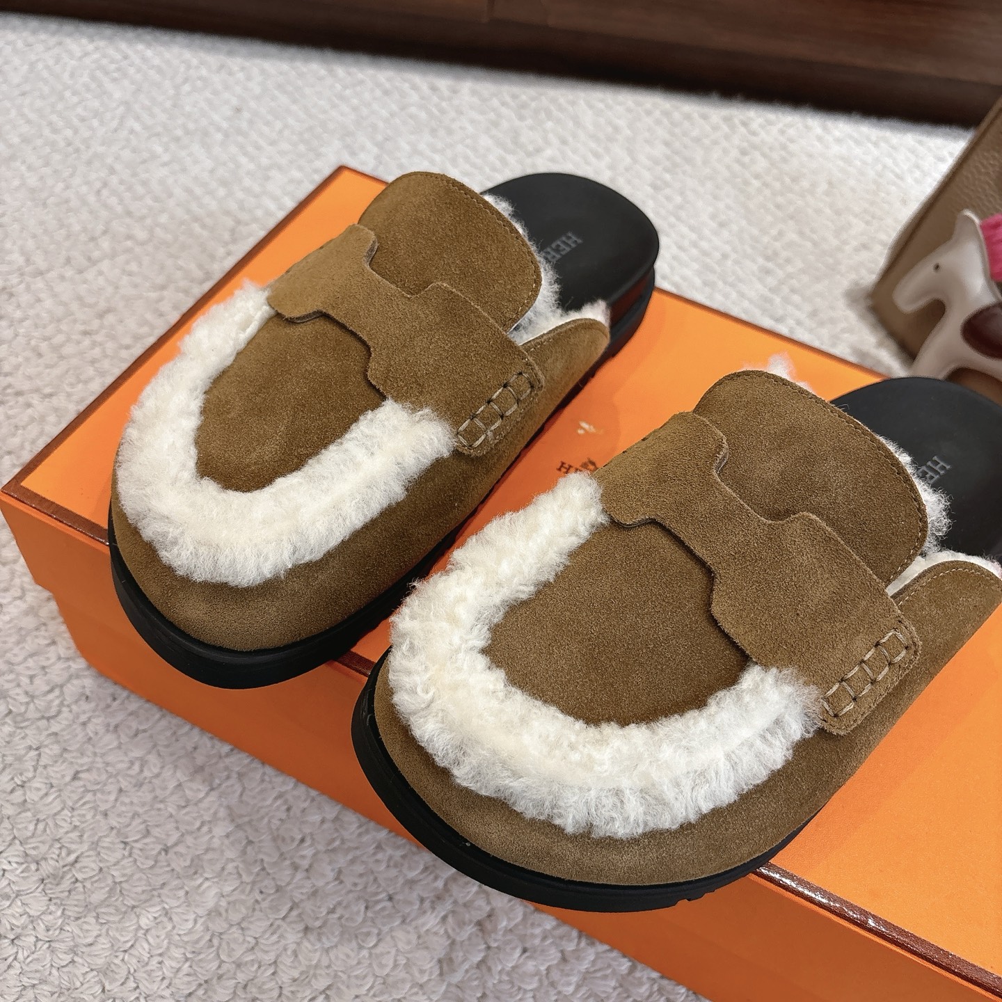 Hermes 爱马仕 经典Go 穆勒鞋半拖系列———————————时尚又百搭 超级舒服 每个细节都做到极致  原版水晶羊皮/牛反绒 原版1:1独家私模他TPR水台/原版私模橡胶大底  
▪️SIZE：35~41（40.41定制不退不换）