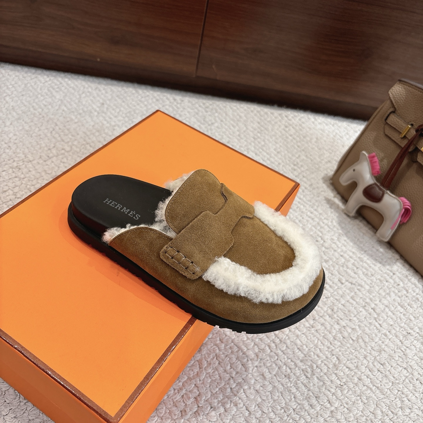Hermes 爱马仕 经典Go 穆勒鞋半拖系列———————————时尚又百搭 超级舒服 每个细节都做到极致  原版水晶羊皮/牛反绒 原版1:1独家私模他TPR水台/原版私模橡胶大底  
▪️SIZE：35~41（40.41定制不退不换）