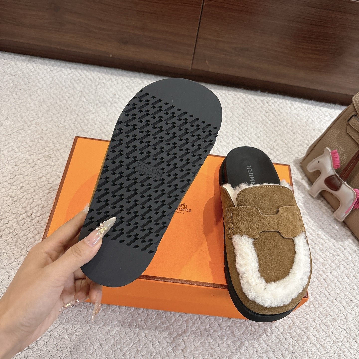 Hermes 爱马仕 经典Go 穆勒鞋半拖系列———————————时尚又百搭 超级舒服 每个细节都做到极致  原版水晶羊皮/牛反绒 原版1:1独家私模他TPR水台/原版私模橡胶大底  
▪️SIZE：35~41（40.41定制不退不换）