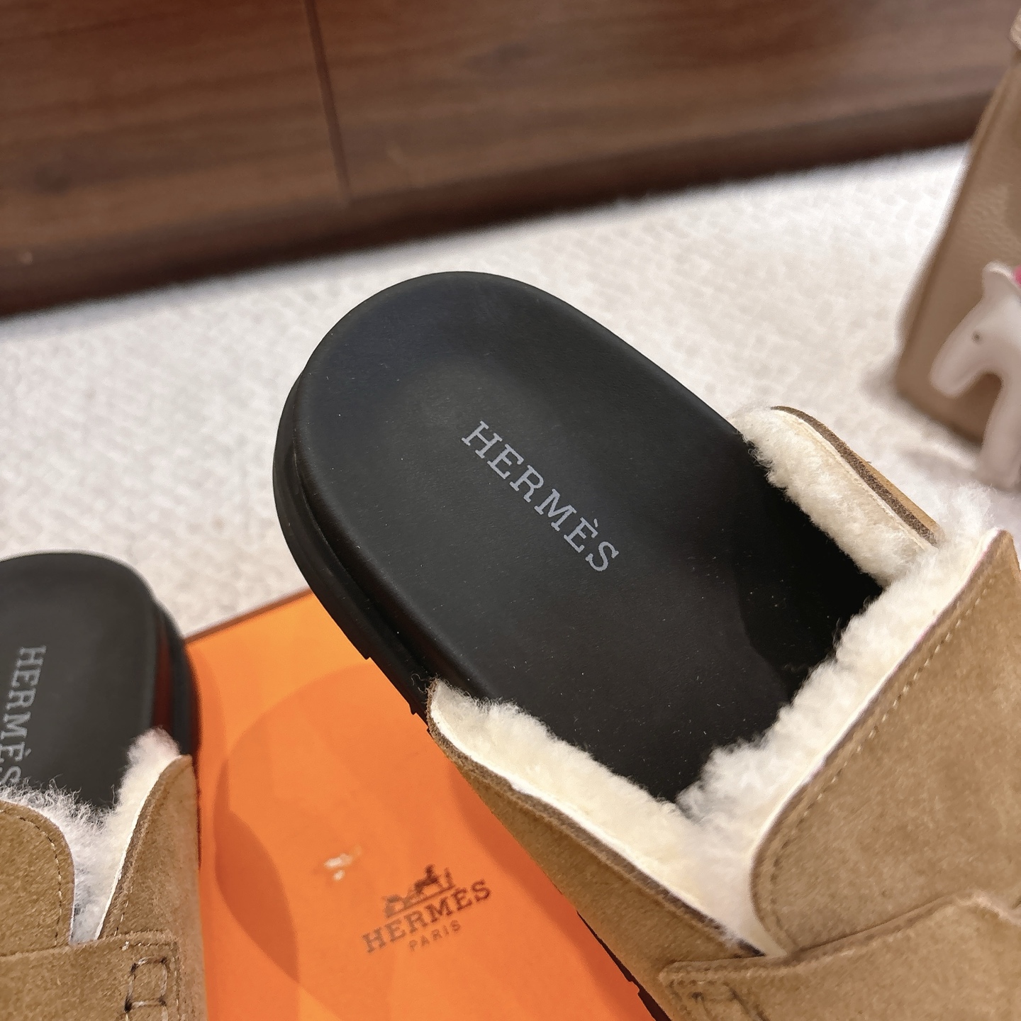 Hermes 爱马仕 经典Go 穆勒鞋半拖系列———————————时尚又百搭 超级舒服 每个细节都做到极致  原版水晶羊皮/牛反绒 原版1:1独家私模他TPR水台/原版私模橡胶大底  
▪️SIZE：35~41（40.41定制不退不换）