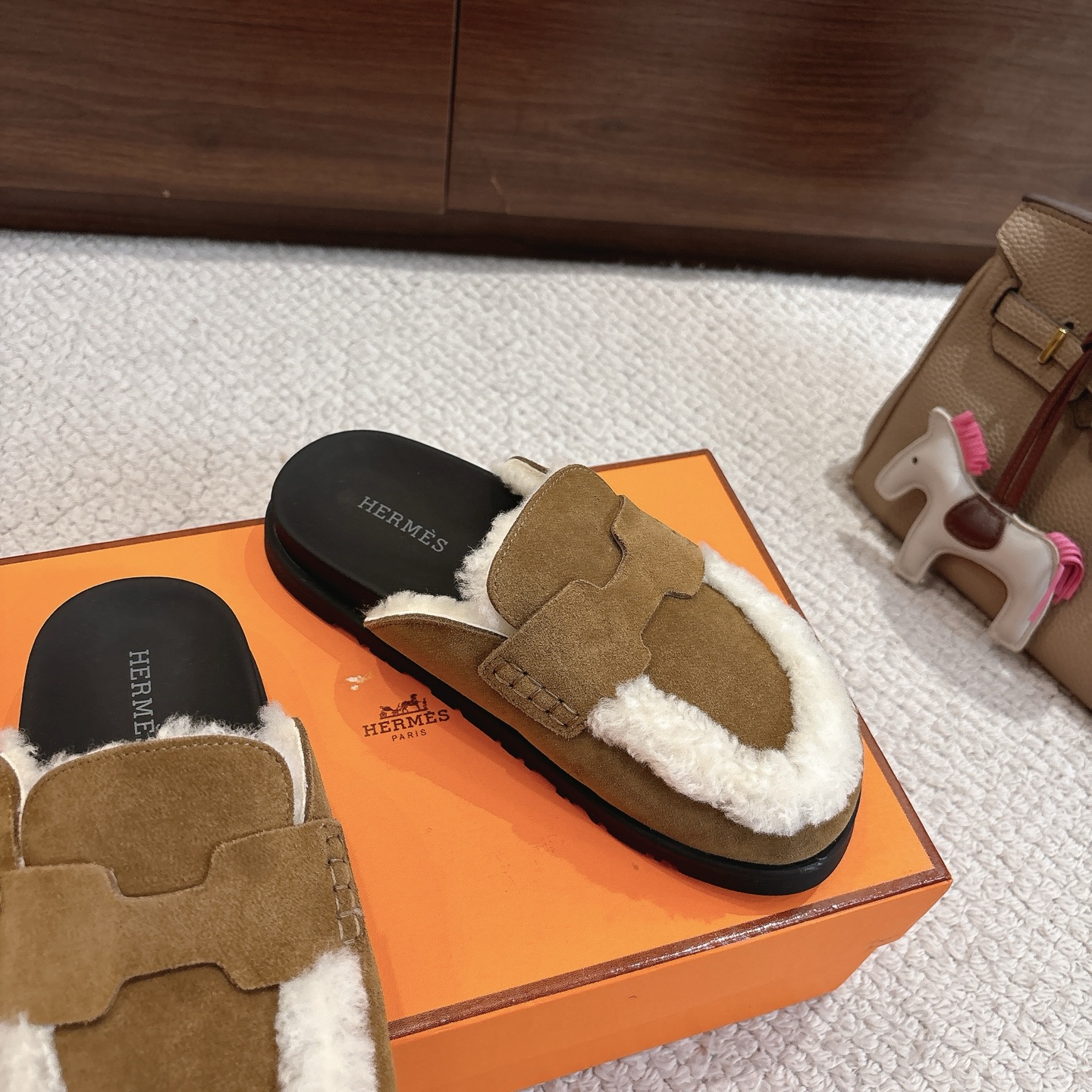 Hermes 爱马仕 经典Go 穆勒鞋半拖系列———————————时尚又百搭 超级舒服 每个细节都做到极致  原版水晶羊皮/牛反绒 原版1:1独家私模他TPR水台/原版私模橡胶大底  
▪️SIZE：35~41（40.41定制不退不换）