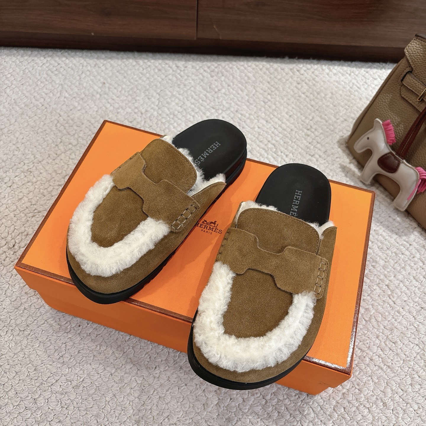 Hermes 爱马仕 经典Go 穆勒鞋半拖系列———————————时尚又百搭 超级舒服 每个细节都做到极致  原版水晶羊皮/牛反绒 原版1:1独家私模他TPR水台/原版私模橡胶大底  
▪️SIZE：35~41（40.41定制不退不换）