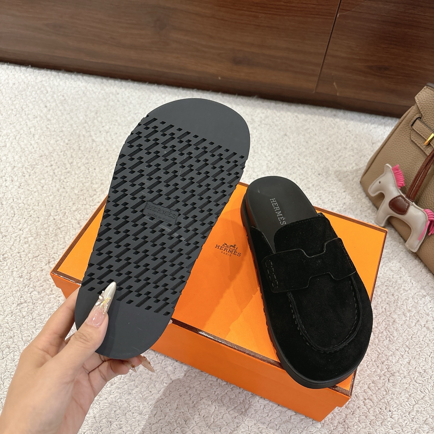 Hermes 爱马仕 经典Go 穆勒鞋半拖系列———————————时尚又百搭 超级舒服 每个细节都做到极致  原版水晶羊皮/牛反绒 原版1:1独家私模他TPR水台/原版私模橡胶大底  
▪️SIZE：35~41（40.41定制不退不换）
