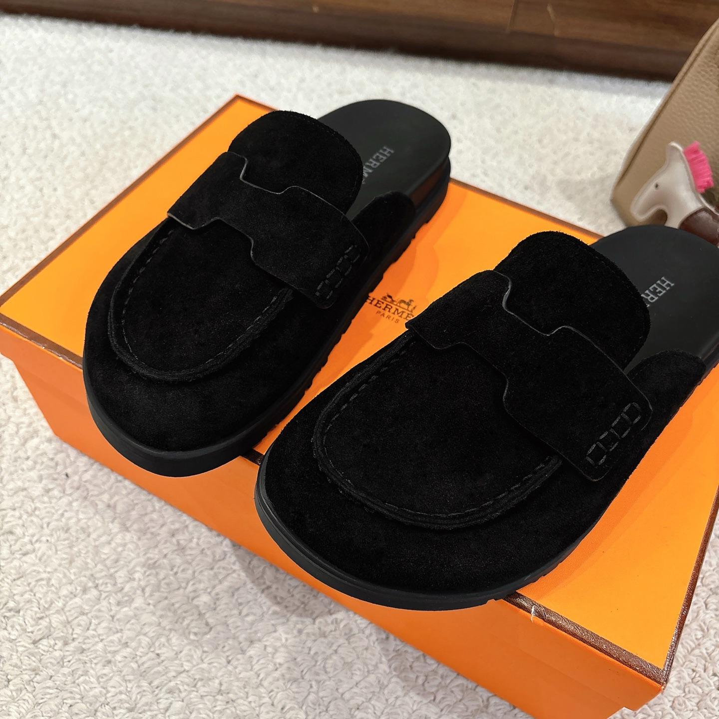 Hermes 爱马仕 经典Go 穆勒鞋半拖系列———————————时尚又百搭 超级舒服 每个细节都做到极致  原版水晶羊皮/牛反绒 原版1:1独家私模他TPR水台/原版私模橡胶大底  
▪️SIZE：35~41（40.41定制不退不换）